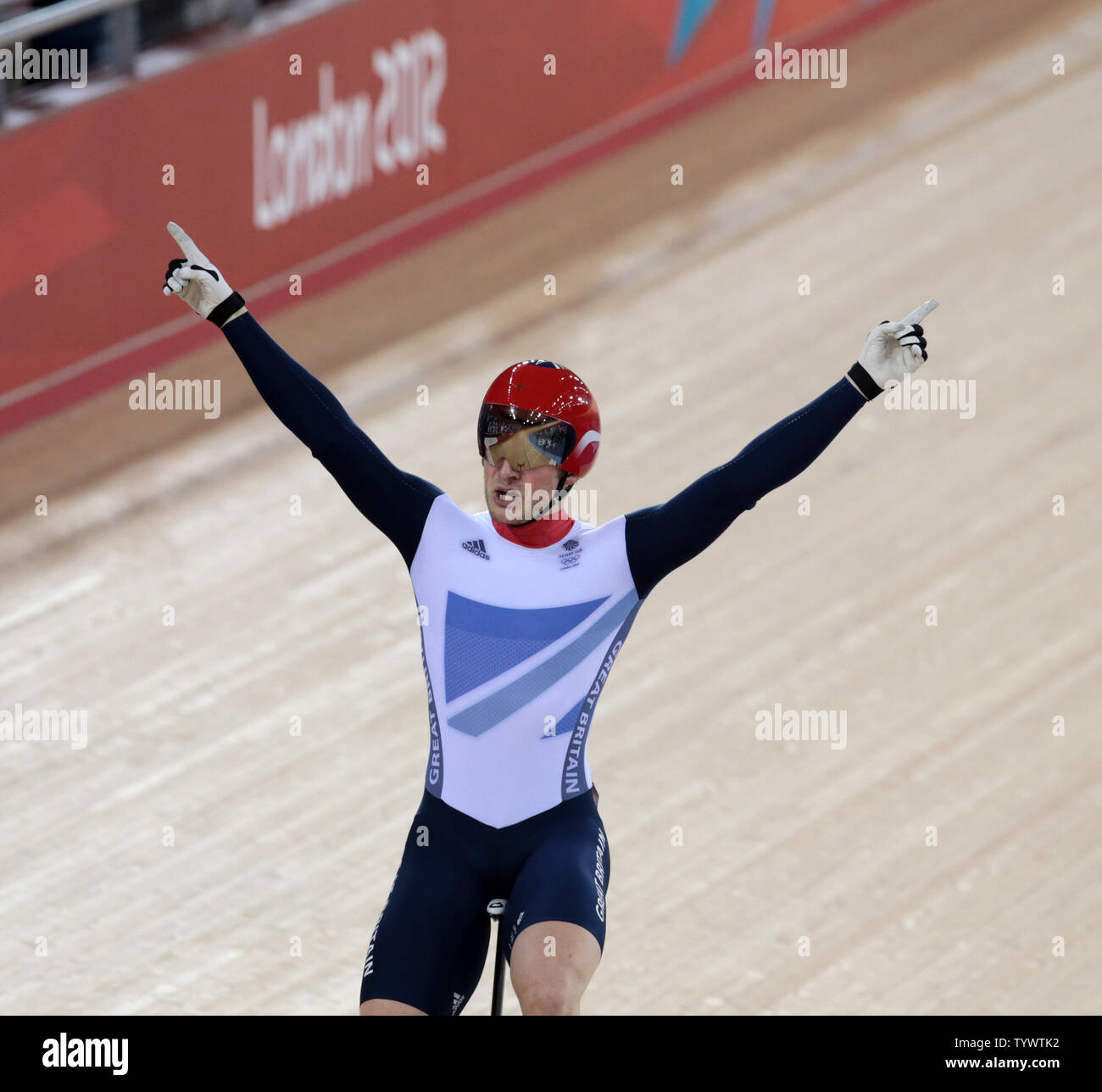 Großbritanniens Jason Kenny feiert Sieg über gegen Frankreich von Gregory Manometer im Finale der Männer einzelnen Sprint auf der Radrennbahn an den Olympischen Sommerspielen 2012 in London am 6. August in London 2012. UPI/Hugo Philpott Stockfoto