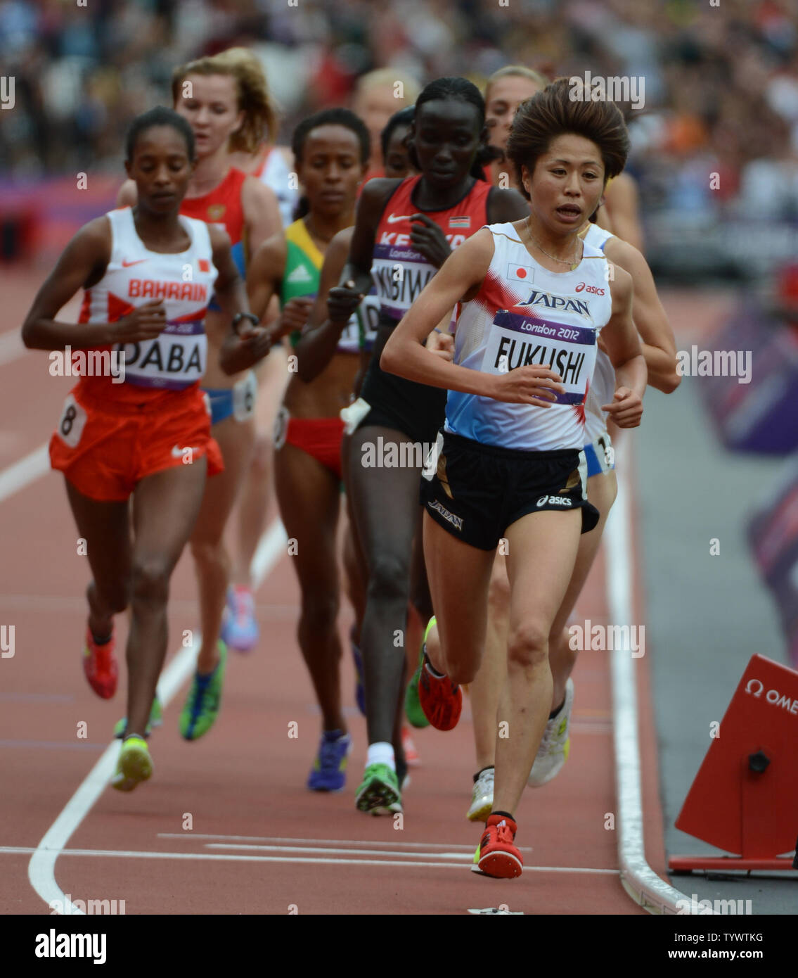 Kayoko Fukushi von Japan führt den Satz in der ersten Runde von 5000 m der Frauen bei den Olympischen Sommerspielen 2012 in London am 7. August in London 2012. UPI/Terry Schmitt Stockfoto