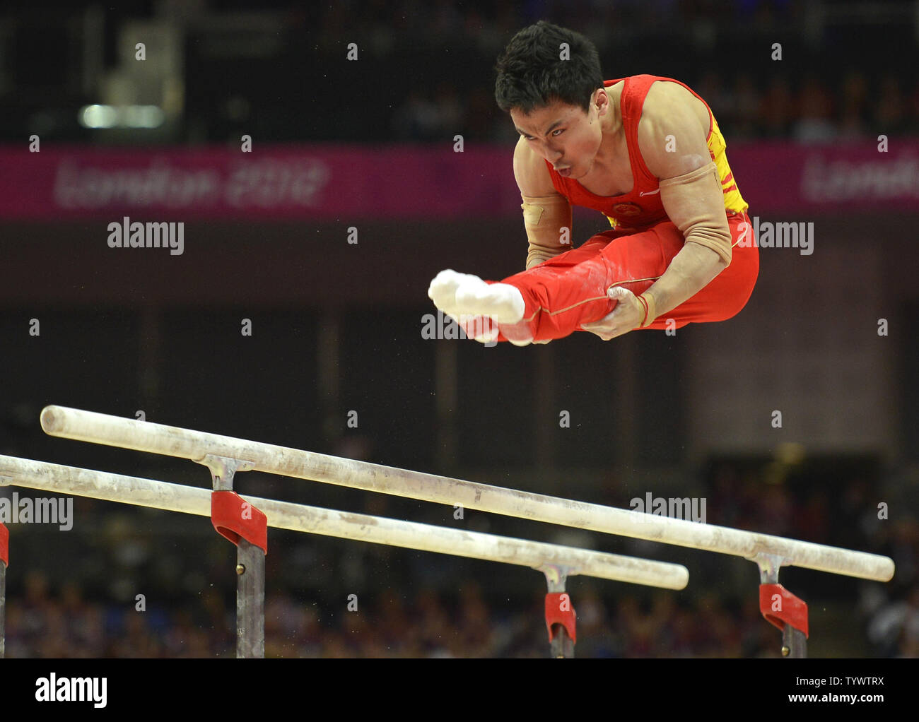 Chinesische turnerin Zhe Feng geht durch seine Routine während der gerätefinale am parallel Bars, als er die Goldmedaille bei den Greenwich Norden Arena gewinnt bei den Olympischen Sommerspielen 2012, 7. August 2012, in London, England. UPI/Mike Theiler Stockfoto