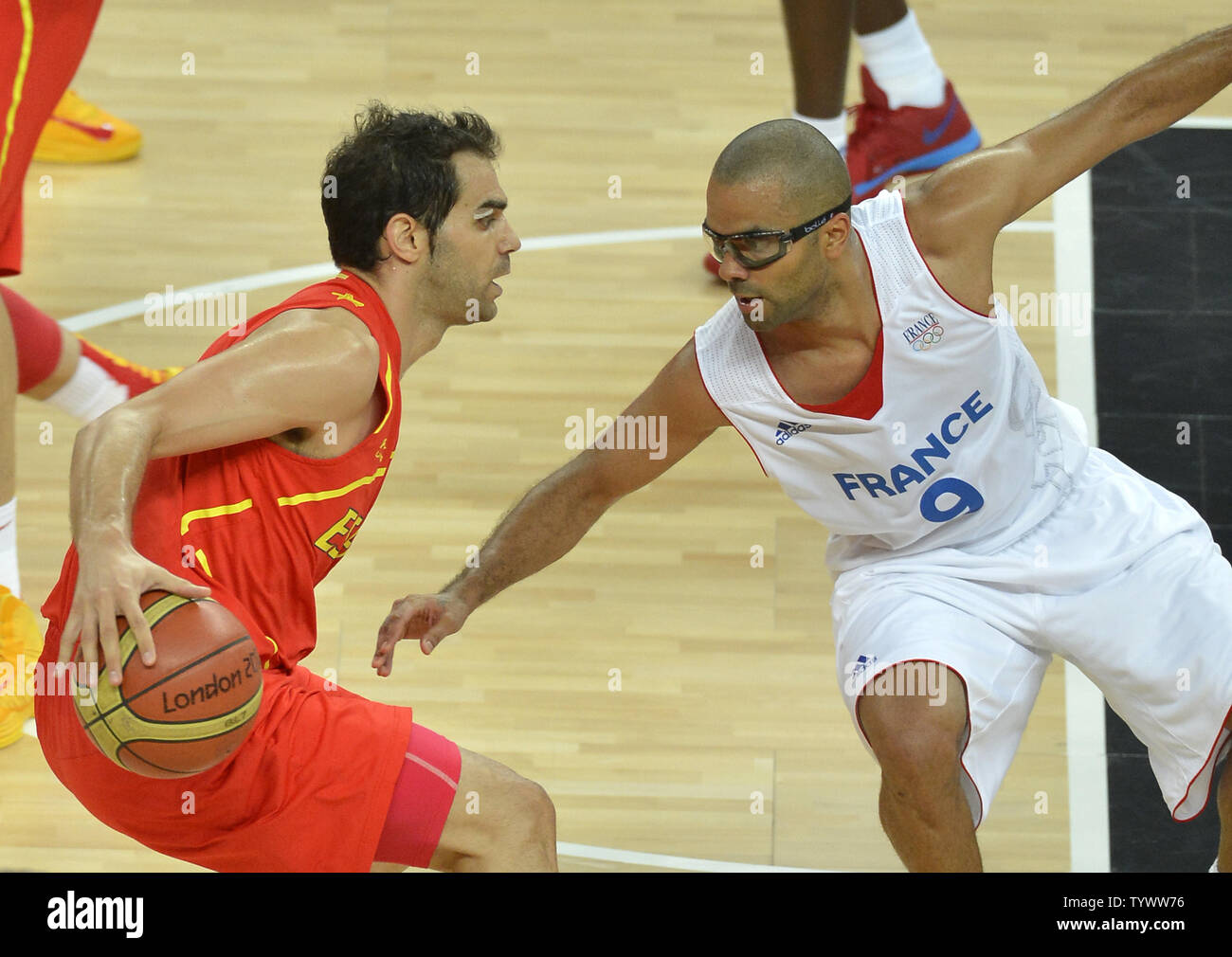 Spaniens Jose Calderon (L) wird von Frankreichs Tony Parker während Basketball Vorentscheidung des Frankreich-spanien Männer an den olympischen Sommerspielen 2012 verteidigte, 8. August 2012, in London, England. UPI/Mike Theiler Stockfoto