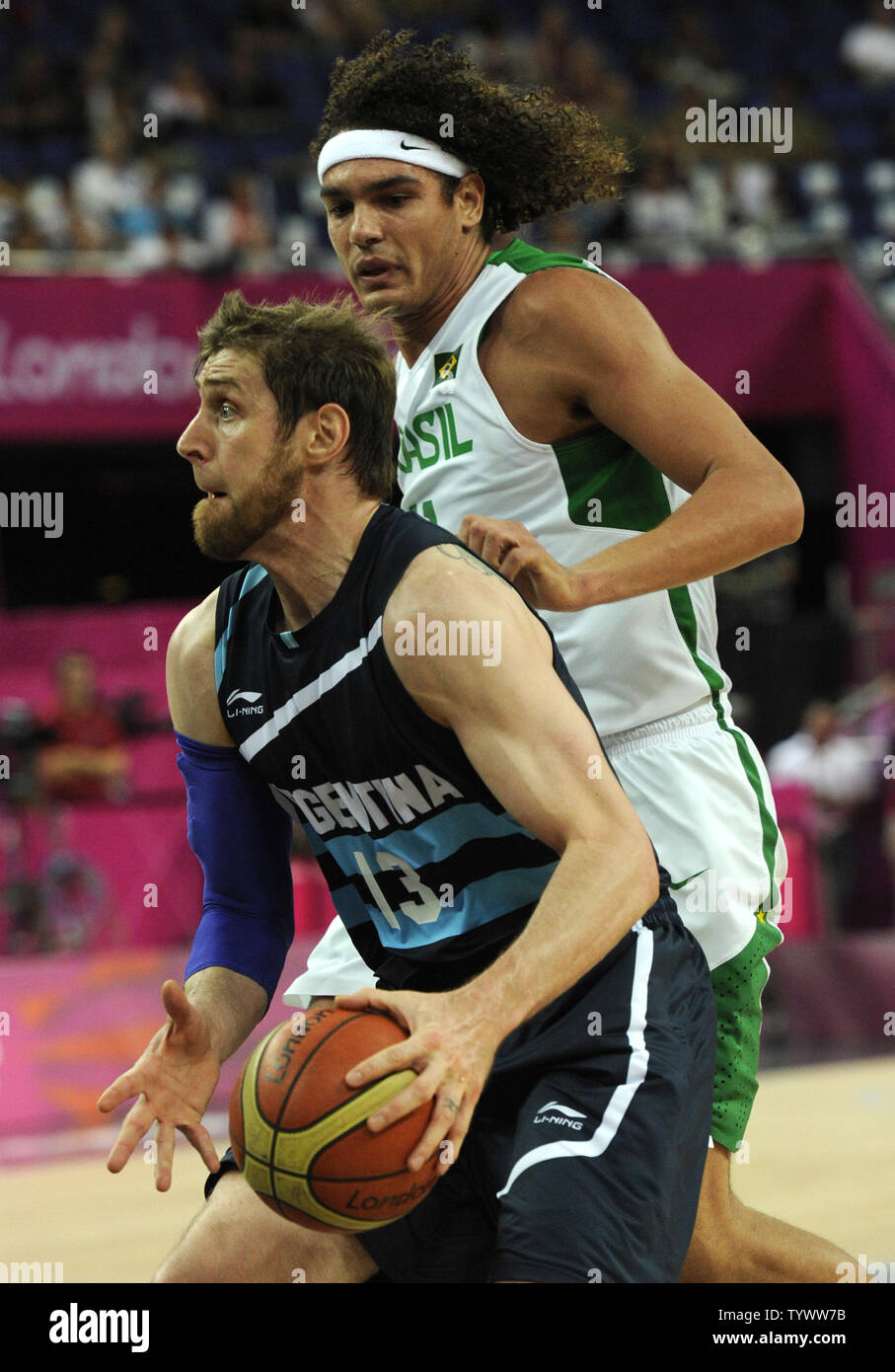 Argentinien Andres Nocioni (L) Laufwerke für den Korb gegen Brasiliens Guilherme Giovannoni während des Argentina-Brazil Männer Basketball Viertelfinale Wettbewerb bei den Olympischen Sommerspielen 2012, 8. August 2012, in London, England. UPI/Mike Theiler Stockfoto