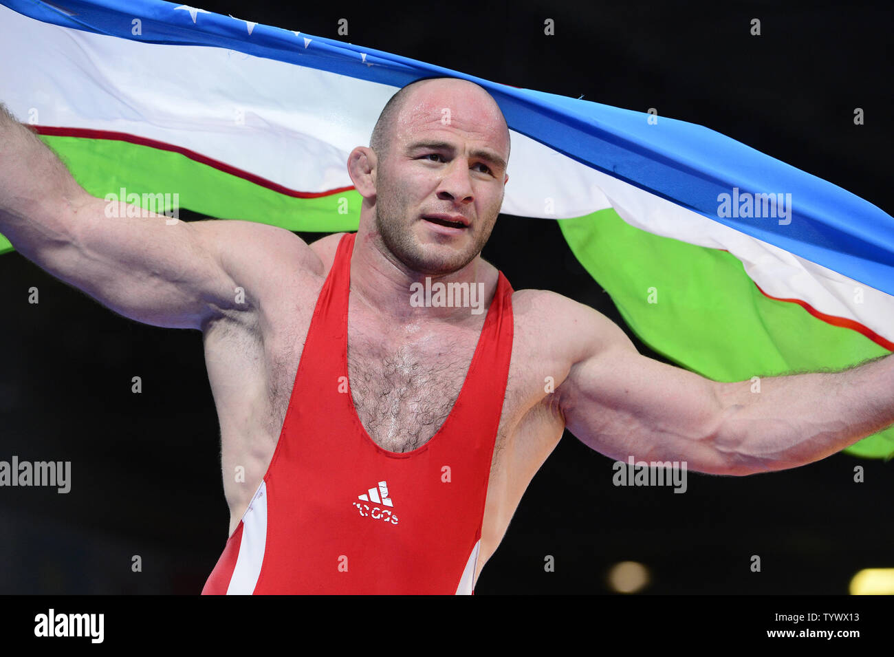 Artur Taymazov Usbekistans feiert seinen Gewinn der Goldmedaille über Davit Modzmanashvili Georgiens in der Männer 120 kg Freistil Ringen bei den Olympischen Sommerspielen 2012 in London am 10. August 2012 in London. UPI/Ron Sachs Stockfoto