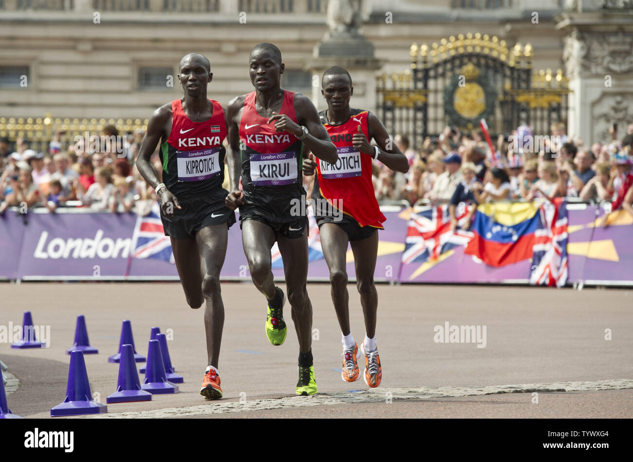 Wilson Kiprotich Kipsang von Kenia (L-R), der Lage Kirui von Kenia und Stephen Kiprotich von Uganda führen die Art und Weise, in der Männer Marathon bei den Olympischen Spielen 2012 in London am 12. August in Westminster, London 2012. Stephen Kiprotich gewann die Goldmedaille mit einer Zeit von 2:08.01 Während Kirui nahm das Silber mit einer Zeit von 2:08:27 Wilson Kiprotich gewann Bronze, beendete bei 2:09:37 im Rennen. UPI/Brian Kersey Stockfoto