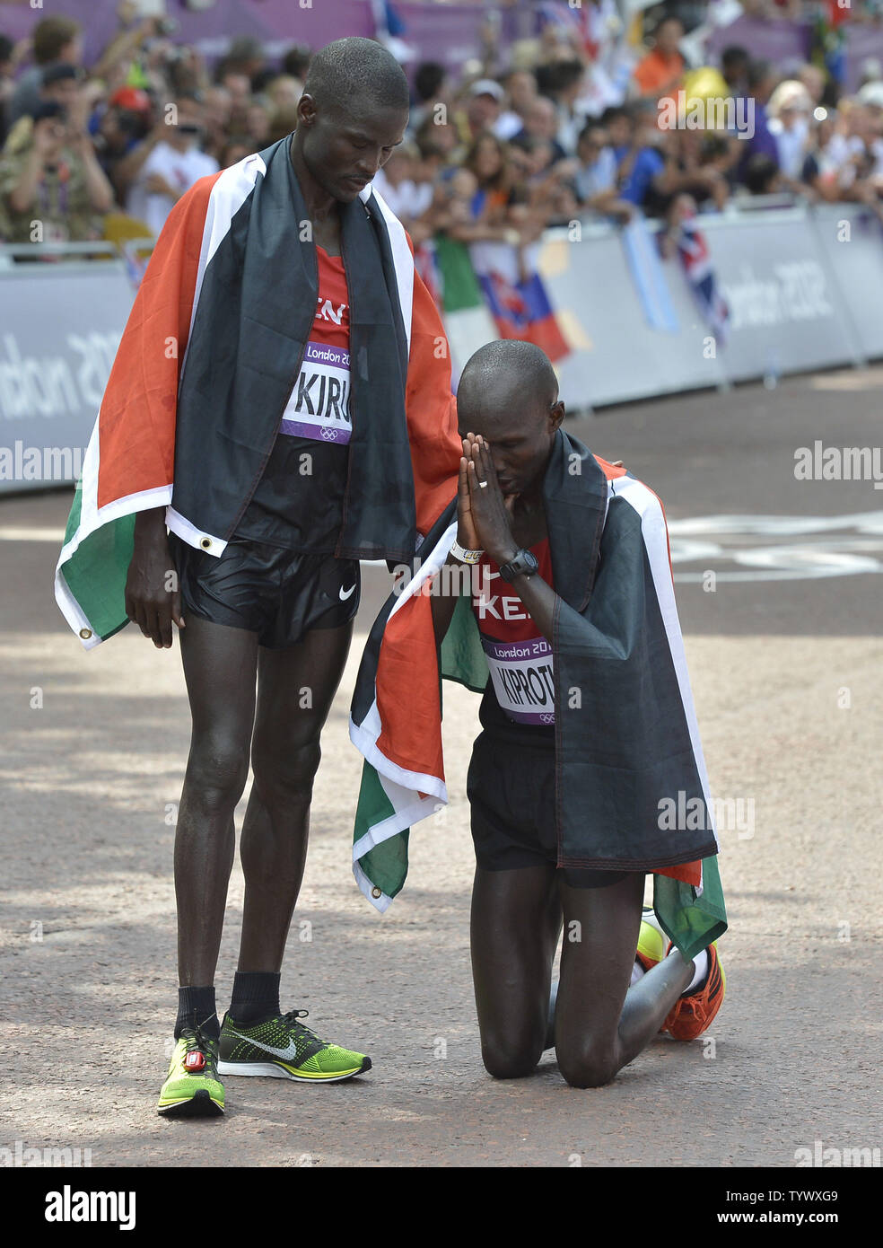 Lage Kirui von Kenia (L) tröstet seine Mannschaftskameraden WIlson Kiprotich Kipsang, nachdem das Paar die Männer Marathon bei den Olympischen Spielen 2012 in London am 12. August, 2012 in Westminster, London. Kirui gewann die Silbermedaille mit einer Zeit von 2:08:27 während Kiprotich Bronze, schlichten bei 2:09:37 im Rennen. UPI/Brian Kersey Stockfoto