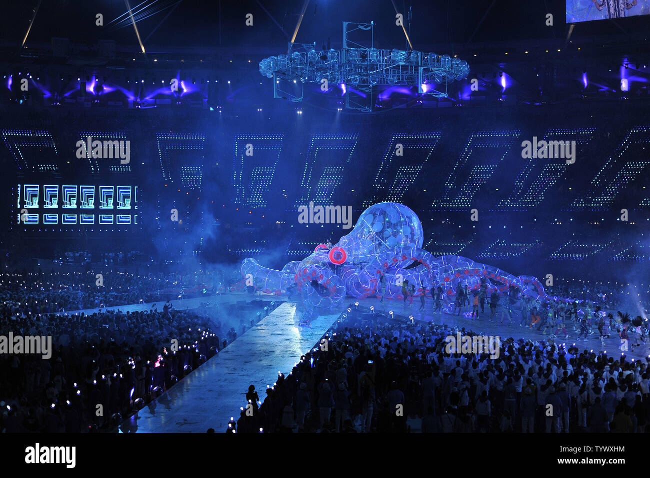 Fatboy Slim führt in der Mitte eines riesigen Kraken bei der Abschlussfeier für die Olympischen Sommerspiele 2012 in London am 12. August in Stratford, London 2012. Die nächsten Olympischen Spiele 2016 in Rio de Janeiro. UPI/Brian Kersey Stockfoto