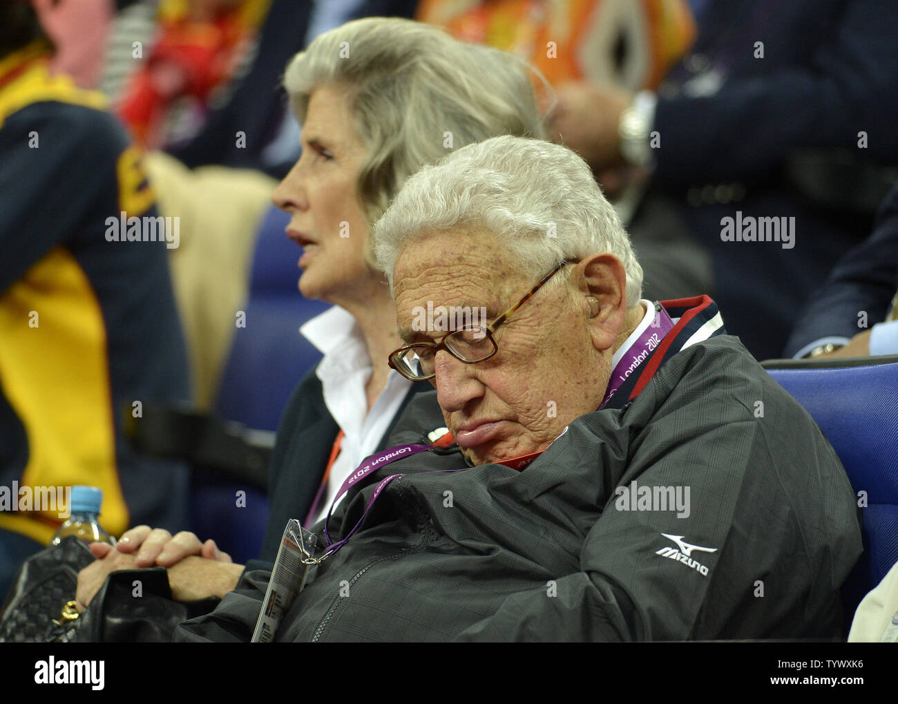 Der ehemalige US-Außenminister Henry Kissinger snoozes neben seine Frau Nancy während der USA-Spanien Männer Basketball Gold Medaille Medaille Spiel bei den Olympischen Sommerspielen 2012, 12. August 2012, in London, England. UPI/Mike Theiler Stockfoto