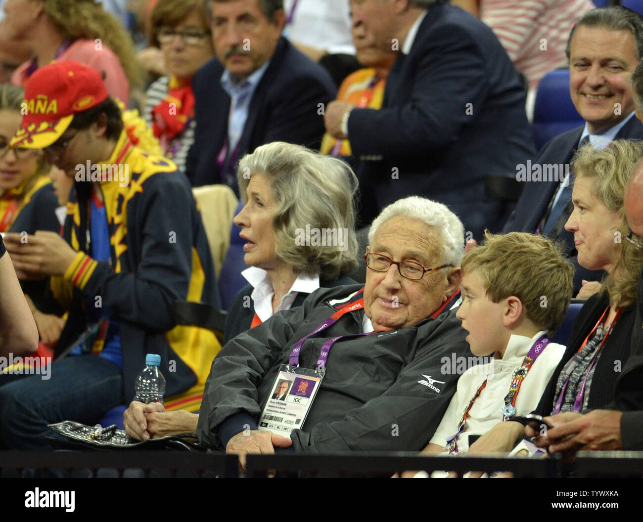 Der ehemalige US-Außenminister Henry Kissinger und seine Frau Nancy während der USA-Spanien Männer Basketball Gold Medaille Medaille Spiel bei den Olympischen Sommerspielen 2012, 12. August 2012, in London, England. UPI/Mike Theiler Stockfoto