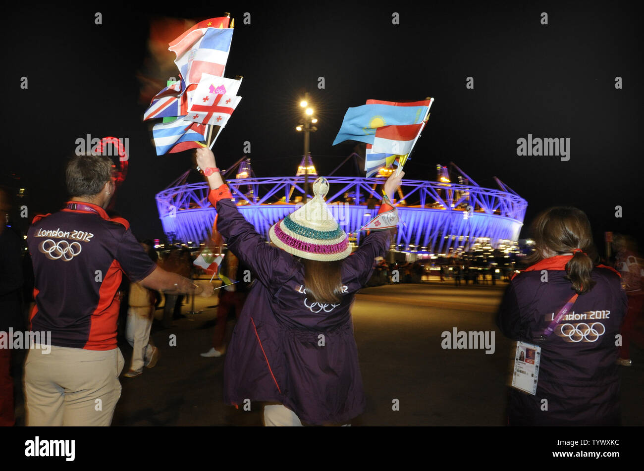 Freiwillige wave Flags aus verschiedenen Ländern außerhalb des Olympischen Stadion als der Abschlussfeier der Olympischen Sommerspiele 2012 wurde offiziell ein Ende zu den Wettbewerben, 12. August 2012, in London, England und ein Gruß an Brasilien, wo die Olympia 2016 in Rio de Janiero gehalten wird, UPI/Mike Theiler Stockfoto