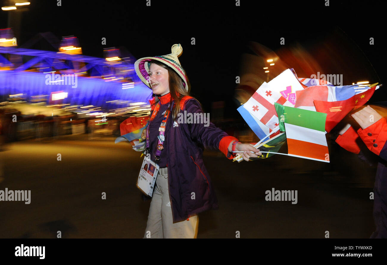 Ein freiwilliger Wellen Flaggen aus verschiedenen Ländern außerhalb des Olympischen Stadion als der Abschlussfeier der Olympischen Sommerspiele 2012 wurde offiziell ein Ende zu den Wettbewerben, 12. August 2012, in London, England und ein Gruß an Brasilien, wo die Olympia 2016 in Rio de Janiero gehalten wird, UPI/Mike Theiler Stockfoto