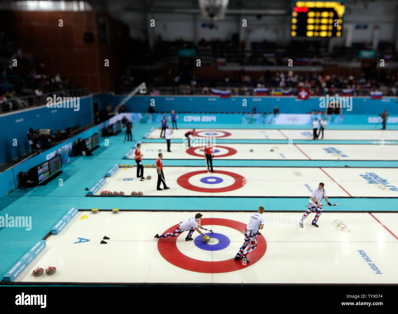 Team Norwegen wirft einen Stein während der ersten Runde von ihren Männern robin Sitzung 2 Eisstockschießen gegen die Vereinigten Staaten am Sotschi Winterspiele 2014 am 10. Februar in Sotschi, Russland 2014. UPI/Molly Riley Stockfoto