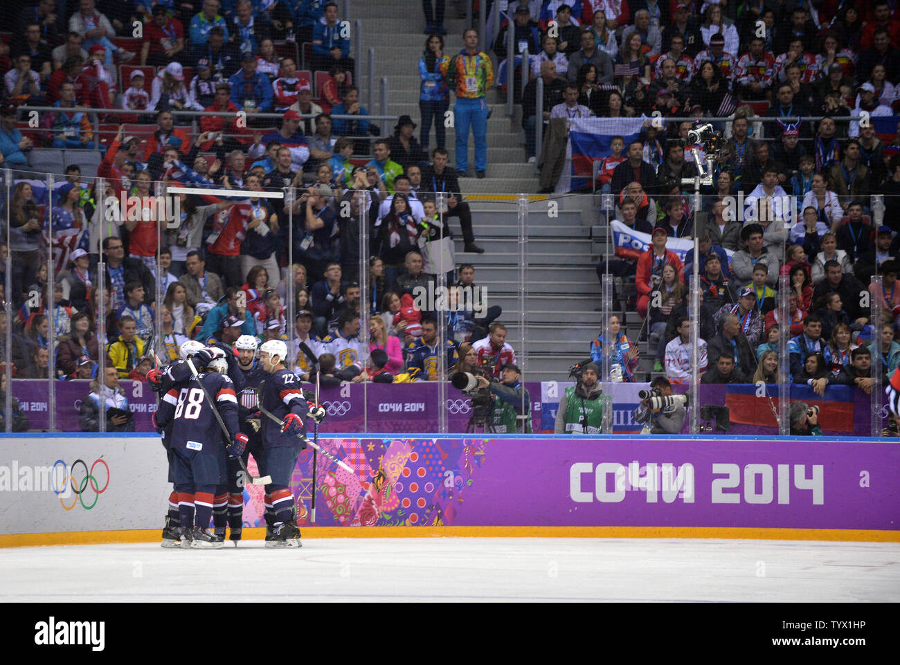 Die Mitglieder von Team USA feiern, nachdem Joe Pavelski ein Ziel gegen Russland in der dritten Periode ihrer Vorrunde Spiel während der Olympischen Winterspiele 2014 in Sotschi zählte am 15. Februar in Sotschi, Russland 2014. UPI/Kevin Dietsch Stockfoto