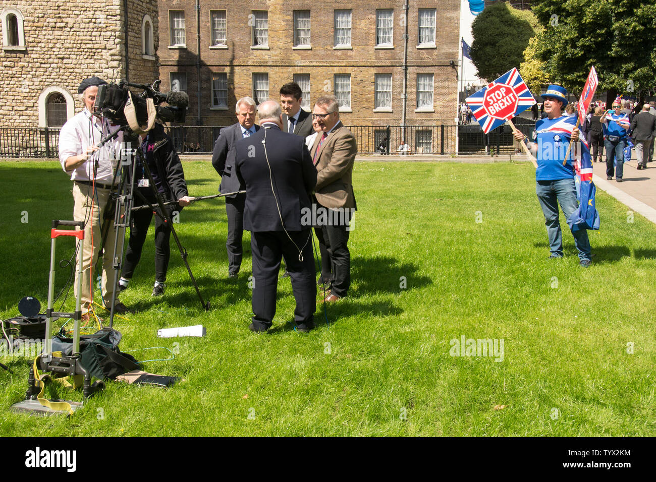 26. Juni 2019 - gegenüber Parlament, London, UK - Steven Bray auf College Green, aus dem hervorgeht, wie die Fahne ein TV-Interview Bombe. Stockfoto