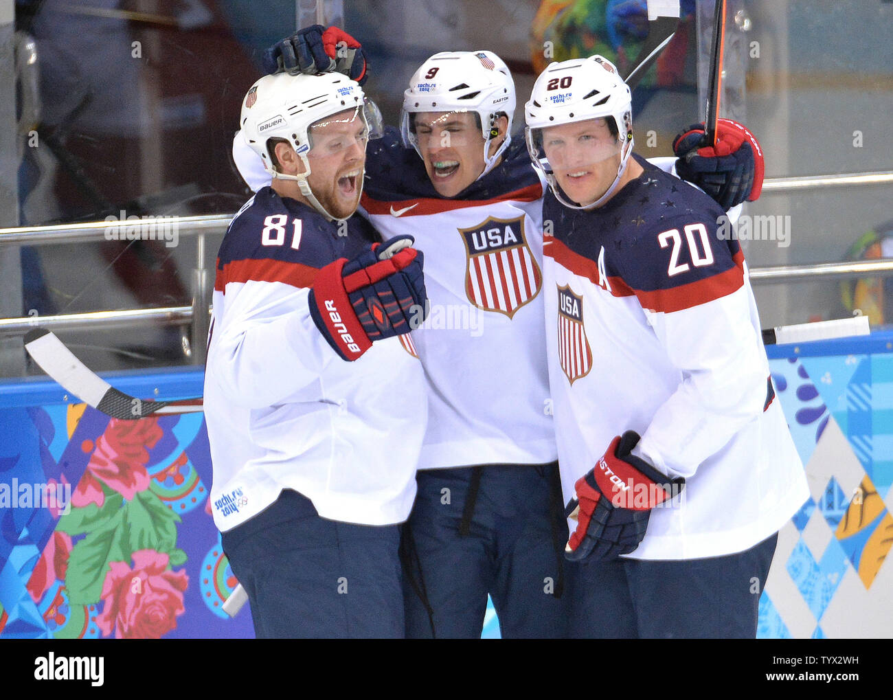 Die USA Zach Parise (9) feiert mit Teamkollegen Phil Kessel (81) und Ryan Suter, nachdem er ein Ziel gegen Tschechien in der zweiten Periode ihrer Viertelfinalegleichen während der Olympischen Winterspiele 2014 in Sotschi am 19. Februar in Sotschi, Russland 2014. UPI/Kevin Dietsch Stockfoto