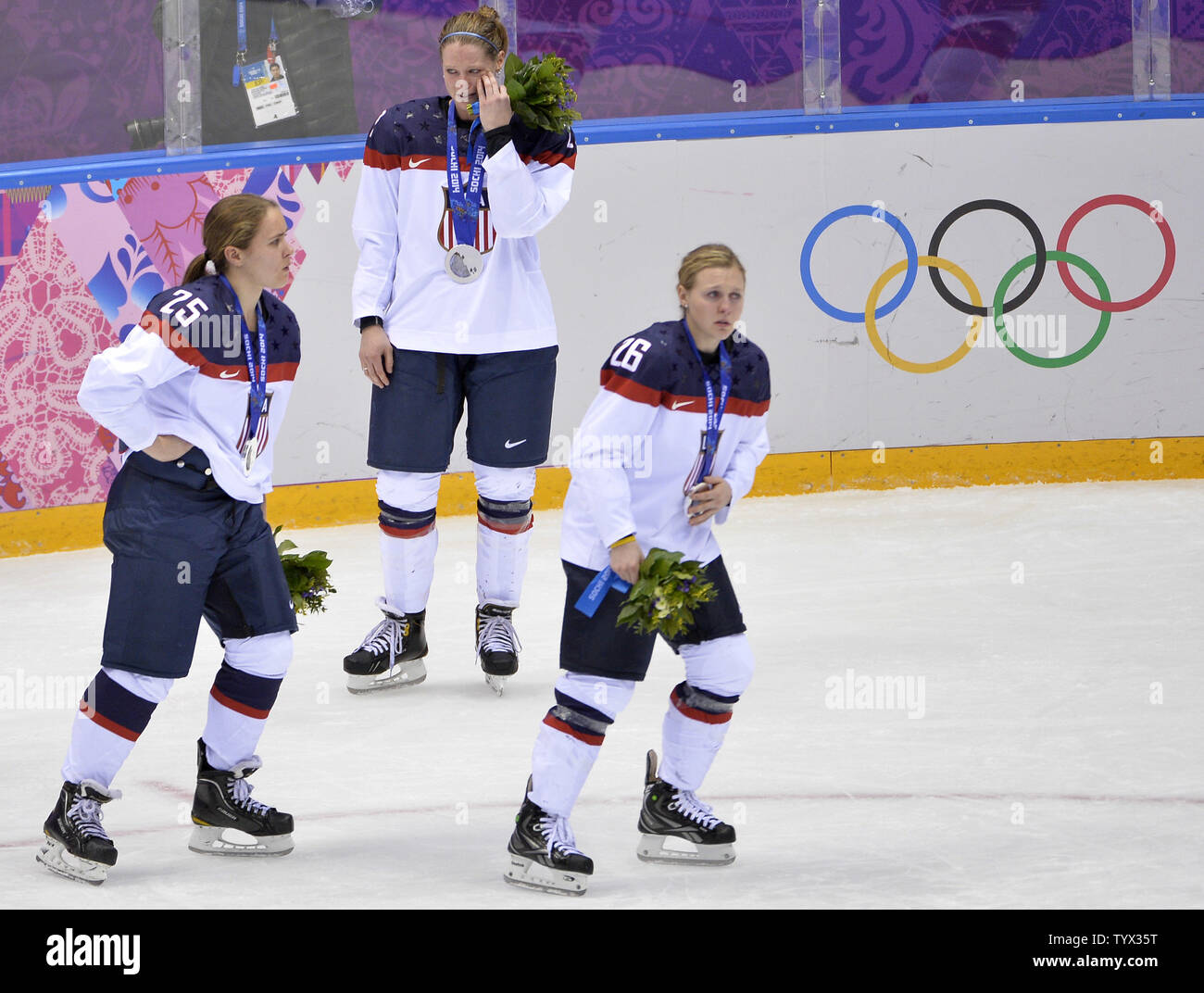 United States" Alex Carpenter (L-R), Kacey Bellamy und Kendall Coyne skate off das Eis nach der Siegerehrung für Damen Eishockey an der Olympischen Winterspiele 2014 in Sotschi am 20. Februar 2014 in Sotschi, Russland. Kanada schlug die Vereinigten Staaten 3-2 in den überstunden in die Goldmedaille Spiel. UPI/Brian Kersey Stockfoto