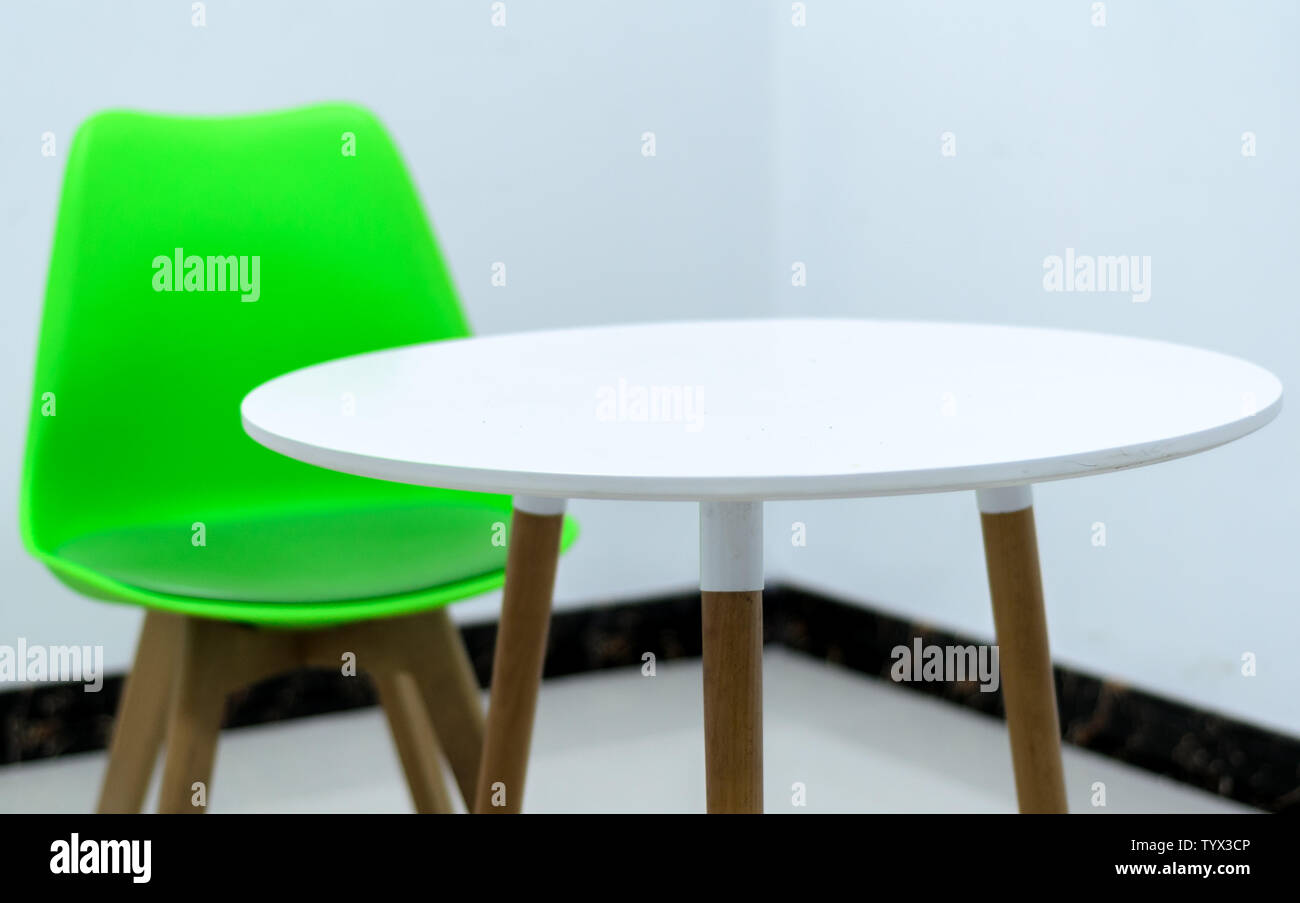 Eine Reihe von Tischen und Stühlen im Klassenzimmer. Stockfoto