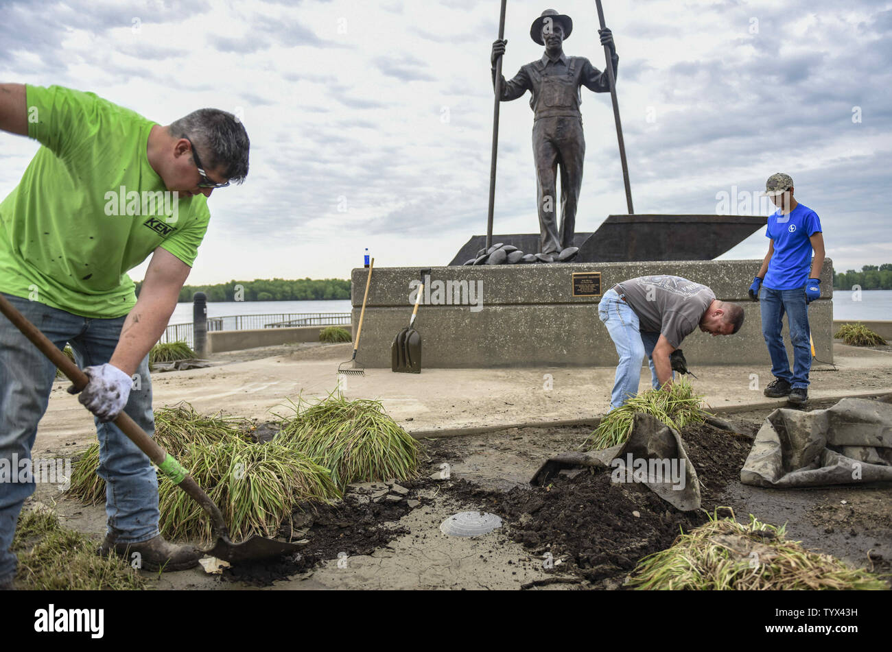 Muscatine, Iowa, USA. Juni, 2019 21. Dan Lane, Bob Mueller und Gabriel Sanchez, alle Beete sauber und Landschaftsgestaltung Gewebe rund um den Mississippi Riverfront, die wegen Überschwemmungen beschädigt war, Freitag, Juni 21, 2019, in Muscatine. Über 100 Mitarbeiter von Kent Corporation freiwillig ihre Zeit, um den Mississippi Riverfront reinigen. Credit: Jessica Gallagher/Viererkabel - Zeiten/ZUMA Draht/Alamy leben Nachrichten Stockfoto