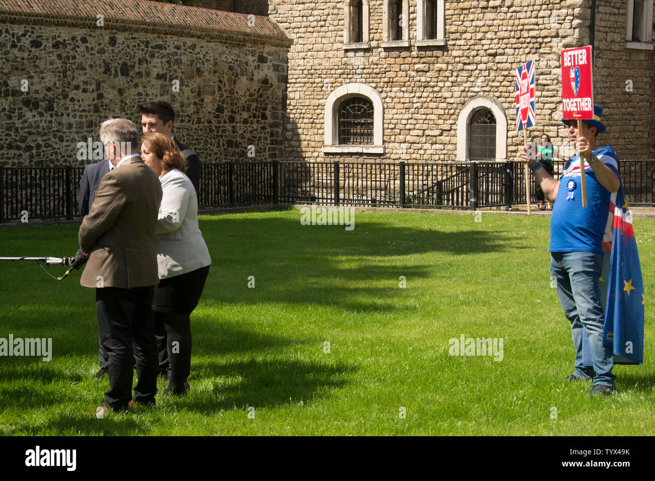 26. Juni 2019 - gegenüber Parlament, London, UK - Steven Bray auf College Green, aus dem hervorgeht, wie die Fahne ein TV-Interview Bombe. Stockfoto