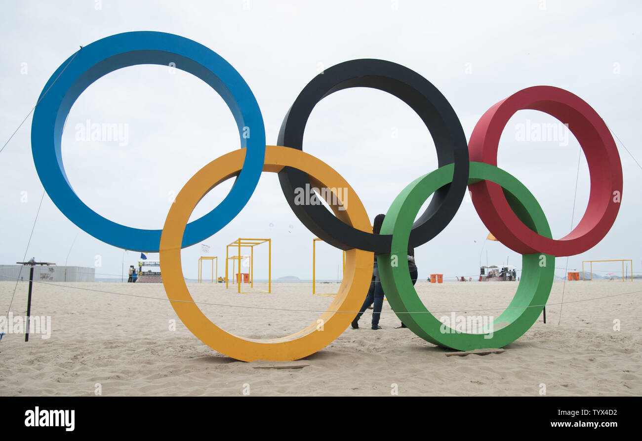 Eine Reihe von Olympischen Ringe ist am Strand von Copacabana, Rio De Janeiro, Brasilien am 3. August 2016 gesehen. Die olympischen Sommerspiele 2016 Start am 5. Foto von Kevin Dietsch/UPI Stockfoto