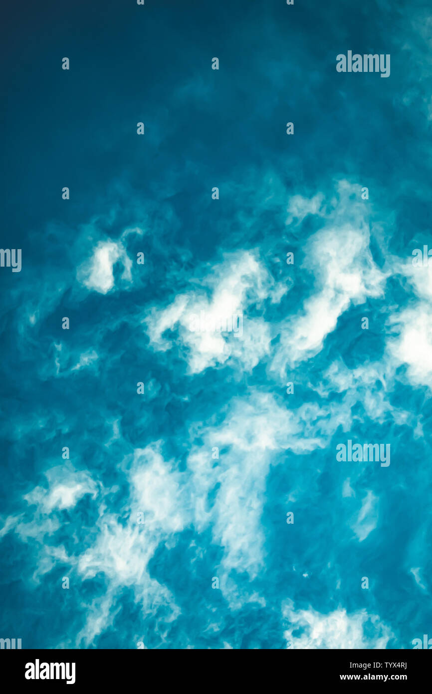 Schönen stürmischen strahlend blauen Himmel Stockfoto