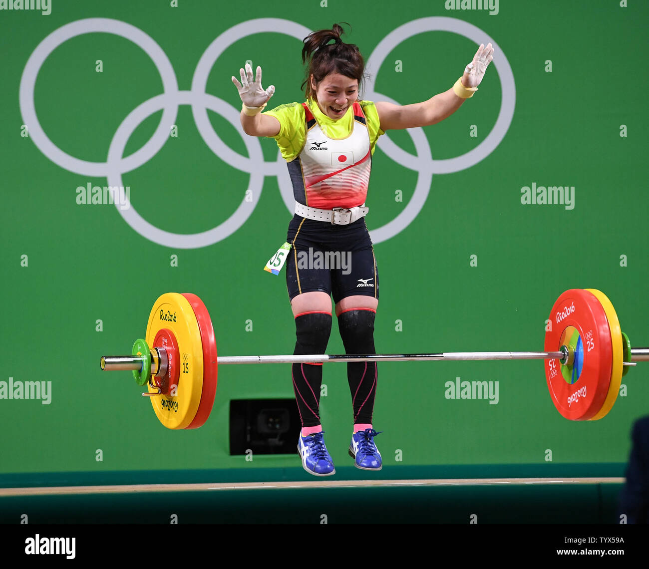 Japans Hiromi Miyake feiert einen Aufzug in den sauberen und Ruck Teil 48 Kg Gewichtheben der Frauen bei den Olympischen Spielen 2016 in Rio de Janeiro Rio de Janeiro, Brasilien, am 6. August 2016. Miyake Bronze die erste Frau zu werden Medaillen in zwei Olympics in der Gewichtsklasse zu gewinnen. Foto von Terry Schmitt/UPI Stockfoto