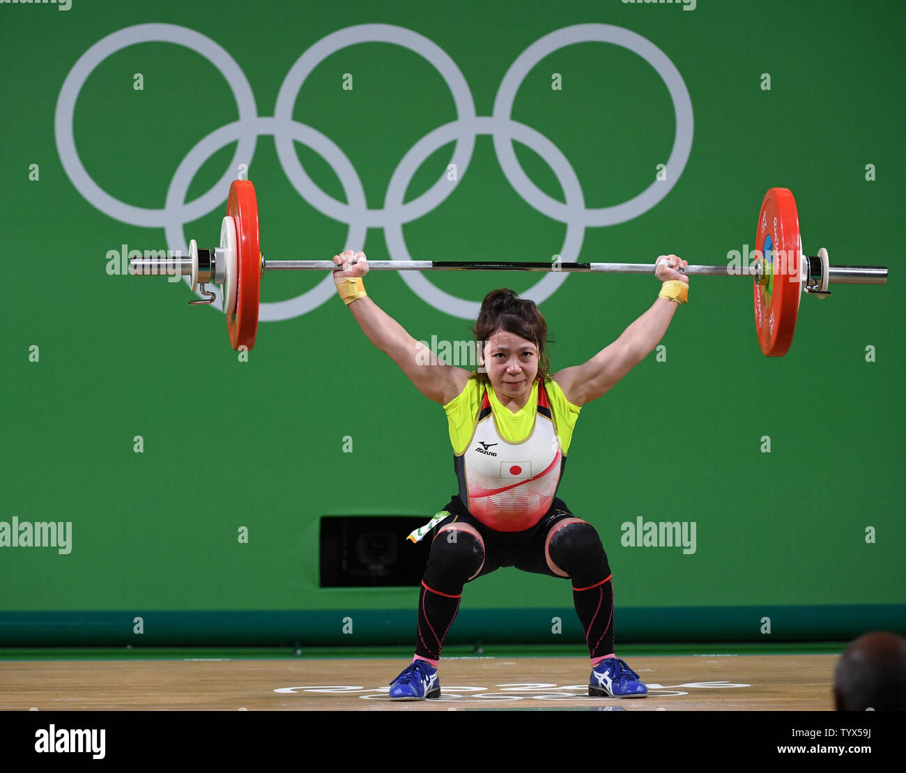 Japans Hiromi Miyake macht einen Aufzug in den Bereich von 48 Kg Gewichtheben der Frauen bei den Olympischen Sommerspielen 2016 in Rio snatch in Rio de Janeiro, Brasilien, am 6. August 2016. Foto von Terry Schmitt/UPI Stockfoto