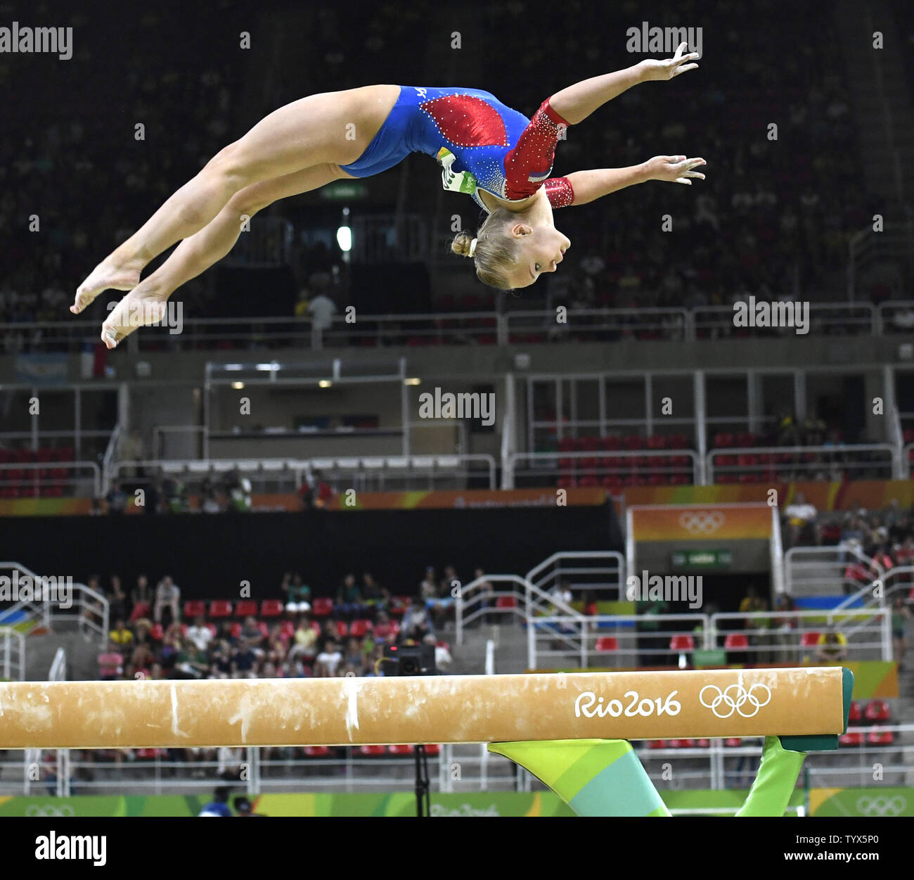 Russische turnerin Angelina Melnikowa ist in der Luft, wie sie in den Strahl in künstlerische Gymnastik Qualifikationen der Frauen des Rio olympische Sommerspiele 2016 in Rio de Janeiro, Brasilien, am 7. August 2016 konkurriert. China, Russland und den Vereinigten Staaten wird erwartet, dass sie für die Goldmedaille zu kämpfen. Foto von Mike Theiler/UPI Stockfoto