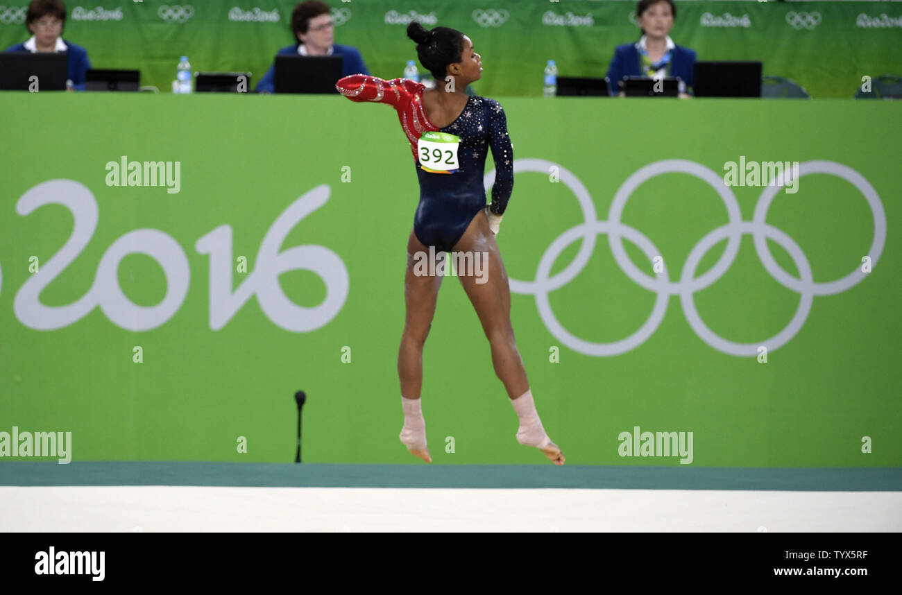 American gymnast Gabi Douglas führt ihr Programm in den Boden Übung während der künstlerischen Gymnastik Qualifikationen der Frauen des Rio olympische Sommerspiele 2016 in Rio de Janeiro, Brasilien, am 7. August 2016. Das US-Team wird erwartet, für die Goldmedaille mit der Chinesischen und Russischen Teams zu konkurrieren. Foto von Mike Theiler/UPI Stockfoto