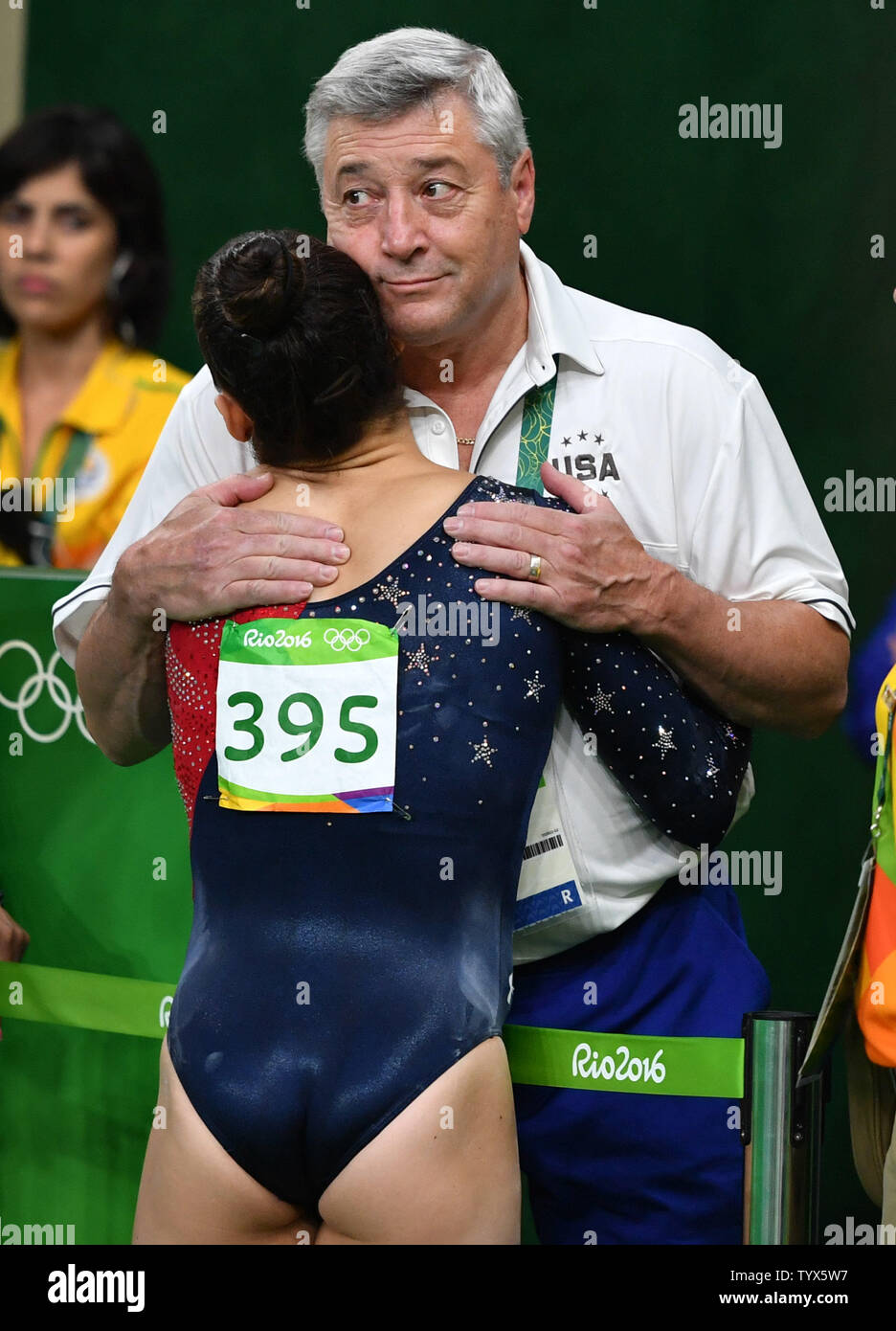 American gymnast Aly Raisman wird von Coach Mihai Brestyan nach fast fällt der Strahl in der schwebebalken Qualifikationen im Rio olympische Sommerspiele 2016 in Rio de Janeiro, Brasilien, am 6. August 2016 getröstet. Foto von Kevin Dietsch/UPI Stockfoto
