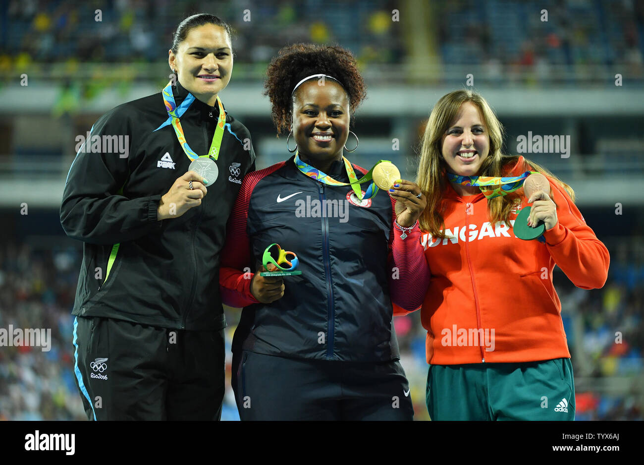 Silbermedaillengewinner Valerie Adams von Neuseeland, Goldmedallist Michelle Carter von den Vereinigten Staaten und Bronze Medialist Anita Marton in Ungarn feiern auf dem Podium während der siegerehrung nach der Frauen geschossen Finale bei den Olympischen Stadion am Rio olympische Sommerspiele 2016 in Rio de Janeiro, Brasilien, am 13. August 2016. Foto von Kevin Dietsch/UPI Stockfoto