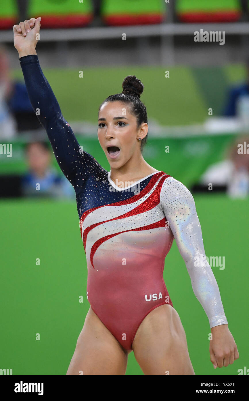 American gymnast Aly Raisman konkurriert in den Boden Übung während der künstlerischen Gymnastik Finale der Frauen des Rio olympische Sommerspiele 2016 in Rio de Janeiro, Brasilien, August 9, 2016. China, Russland und den Vereinigten Staaten wird erwartet, dass sie für die Goldmedaille zu kämpfen. Foto von Kevin Dietsch/UPI Stockfoto