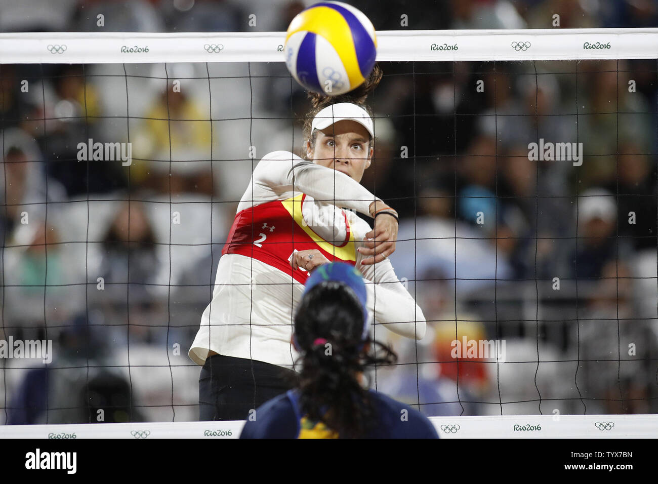 Spaniens Elsa Baquerizo schlägt den Ball in Richtung Brasilien während der Frauen Beach-volleyball Vorrundenspiel bei den Olympischen Spielen 2016 in Rio am Strand von Copacabana in Rio de Janeiro, Brasilien, am 10. August 2016. Spanien besiegt Brasilien 2-0. Foto von Matthew Healey/UPI Stockfoto