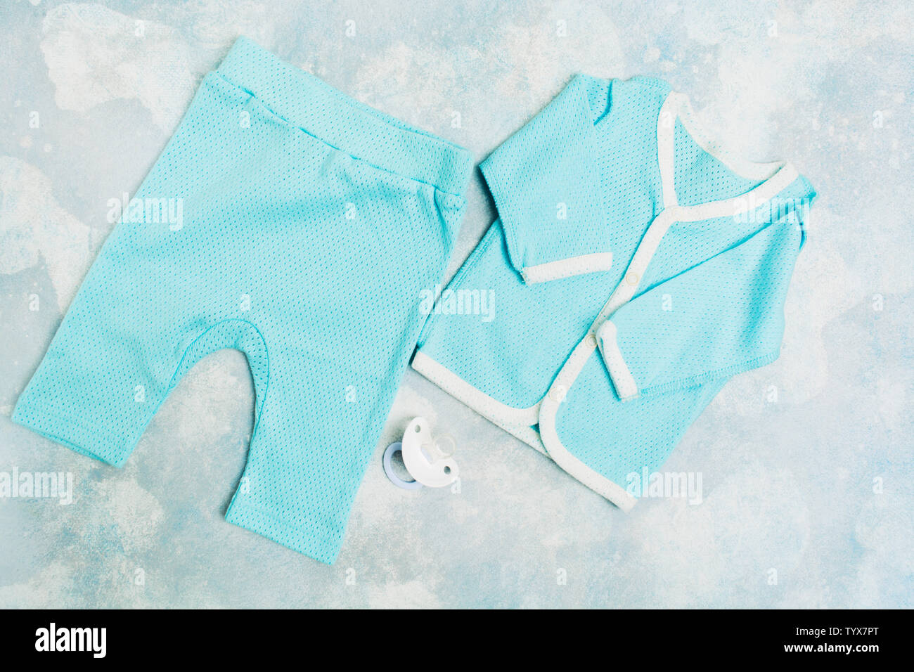 Blau Baby Anzug aus Baumwolle mit weißem Silikon Schnuller. Flach Stil. Ansicht von oben. Baby Mode Stockfoto