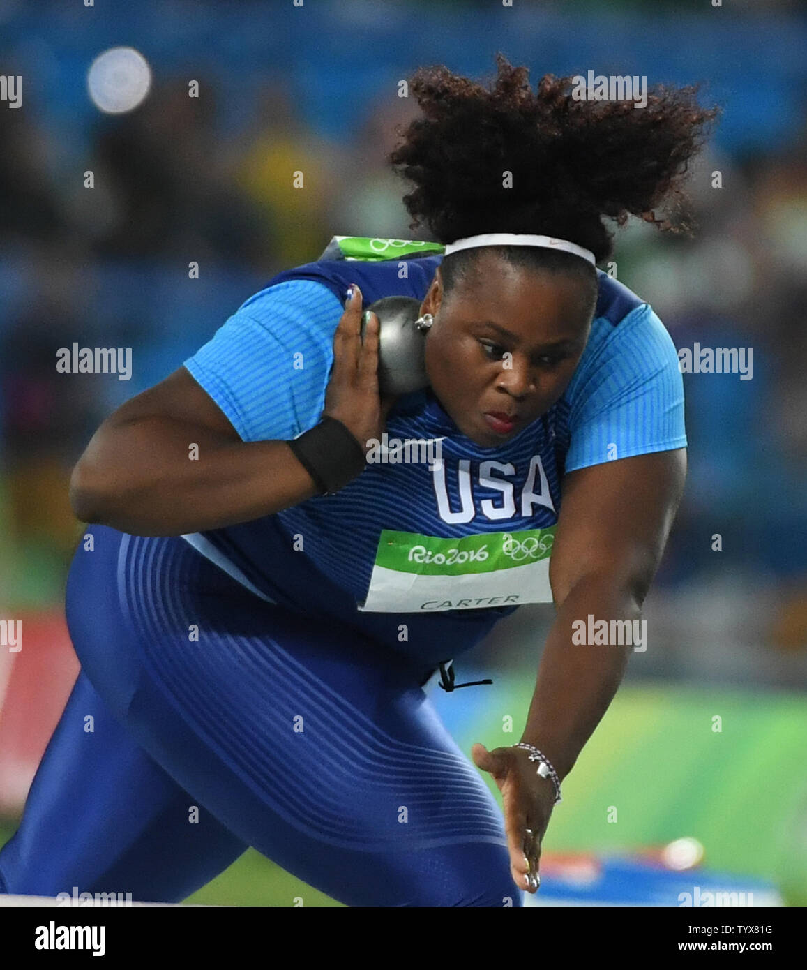 Michelle Carter von den USA bereitet in den Schuß im Olympiastadion am Rio olympische Sommerspiele 2016 in Rio de Janeiro, Brasilien, 12. August 2016 werfen. Carter warf 20.63 m auf Ihrem letzten werfen, das Gold zu gewinnen. Foto von Terry Schmitt/UPI Stockfoto