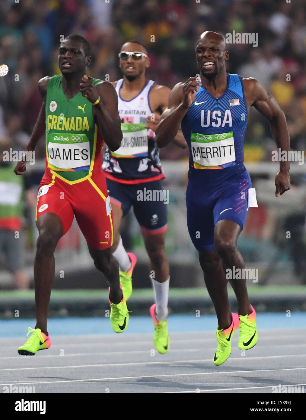 Kirani James (GRN) und Lashawn Merritt (USA) Rennen für Silber und Bronze bei den Herren 400 m-Finale im Olympiastadion am Rio olympische Sommerspiele 2016 in Rio de Janeiro, Brasilien, am 13. August 2016. Foto von Terry Schmitt/UPI Stockfoto