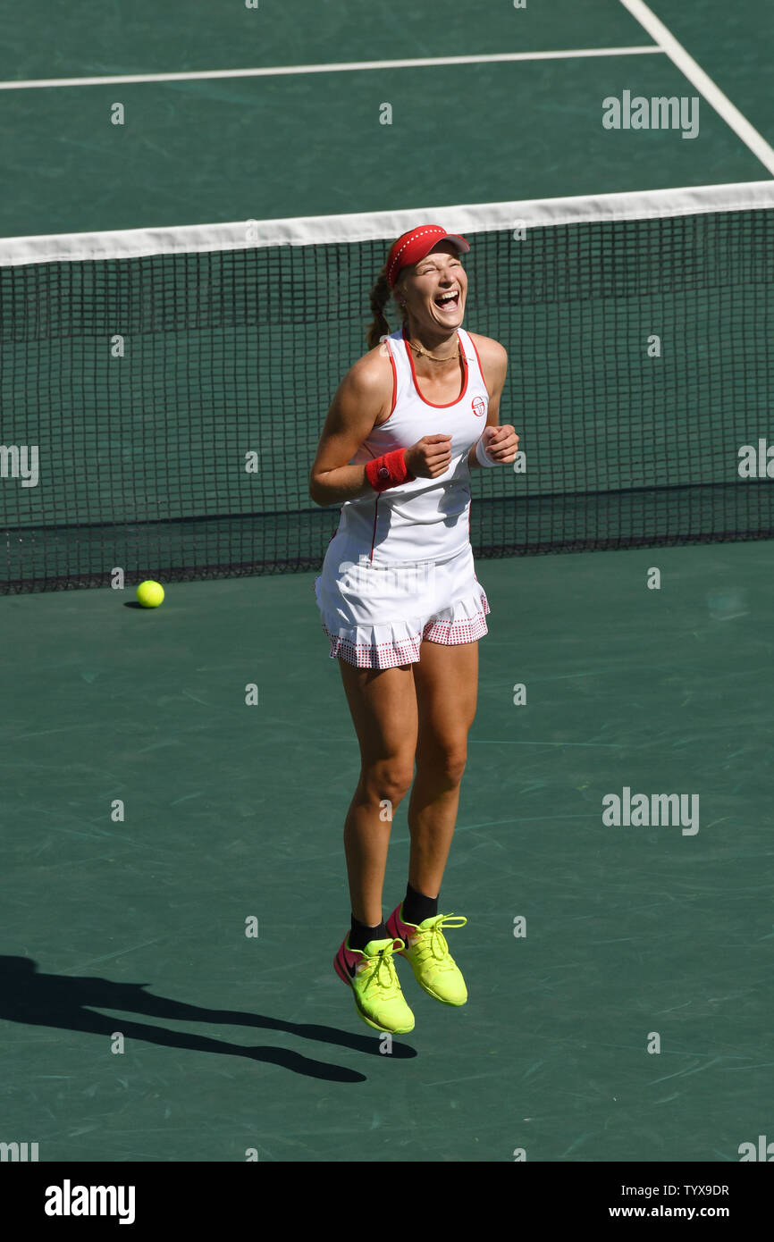 Ekaterina Makarova von Russland feiert nach dem Sieg über die Schweiz die Goldmedaille in der Frauen zu gewinnen bei den Olympischen Tennis Stadium verdoppelt am Rio olympische Sommerspiele 2016 in Rio de Janeiro, Brasilien, am 14. August 2016. Foto von Richard Ellis/UPI.. Stockfoto