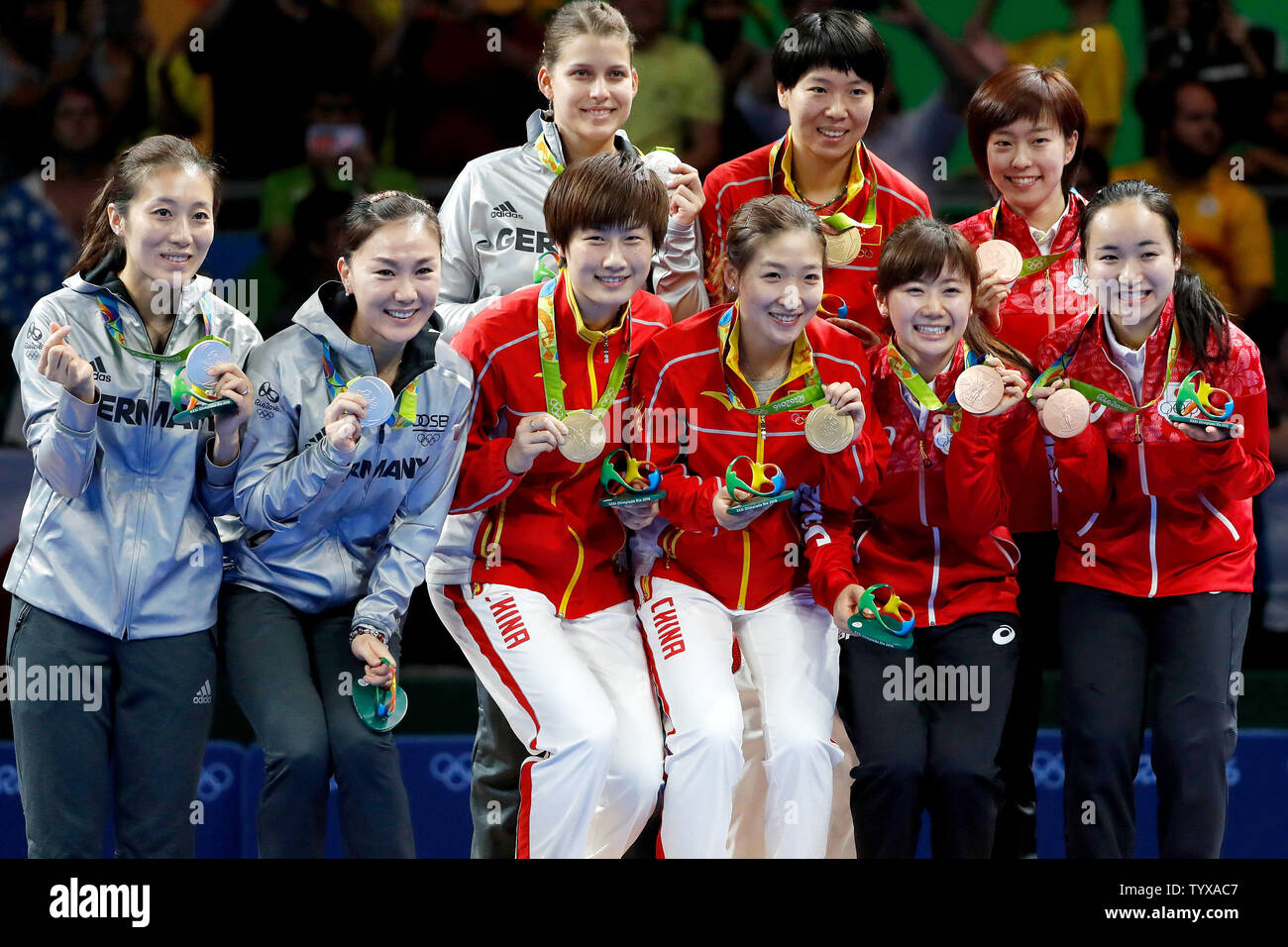 Medaillengewinner in der Frauen hat Tischtennis Event von Links, Silbermedaille Team Deutschland, Team China mit Gold und mit Bronze team Japan posieren für ein Foto bei der Siegerehrung in Riocentro Pavillon 3 am Rio olympische Sommerspiele 2016 in Rio de Janeiro, Brasilien, am 16. August 2016. Foto von Matthew Healey/UPI Stockfoto