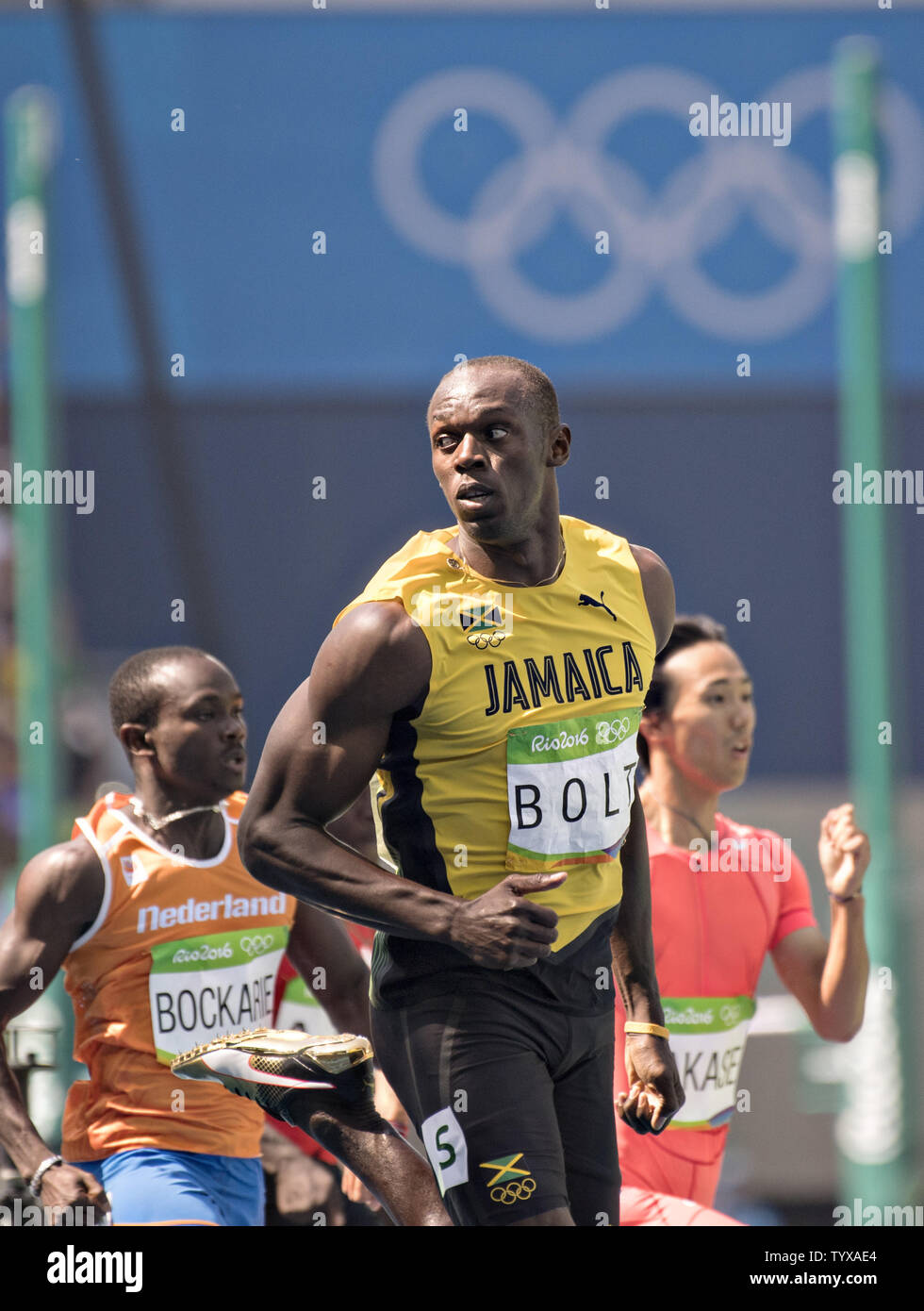 Usain Bolt aus Jamaika schaut ihm über die Schulter, als er den Satz während der Männer 200 m Runde 1 Hitze 9 im Olympiastadion am Rio olympische Sommerspiele 2016 in Rio de Janeiro, Brasilien, am 16. August 2016. Schraube gewann die Hitze mit einer Zeit von 20.28. Foto von Richard Ellis/UPI Stockfoto