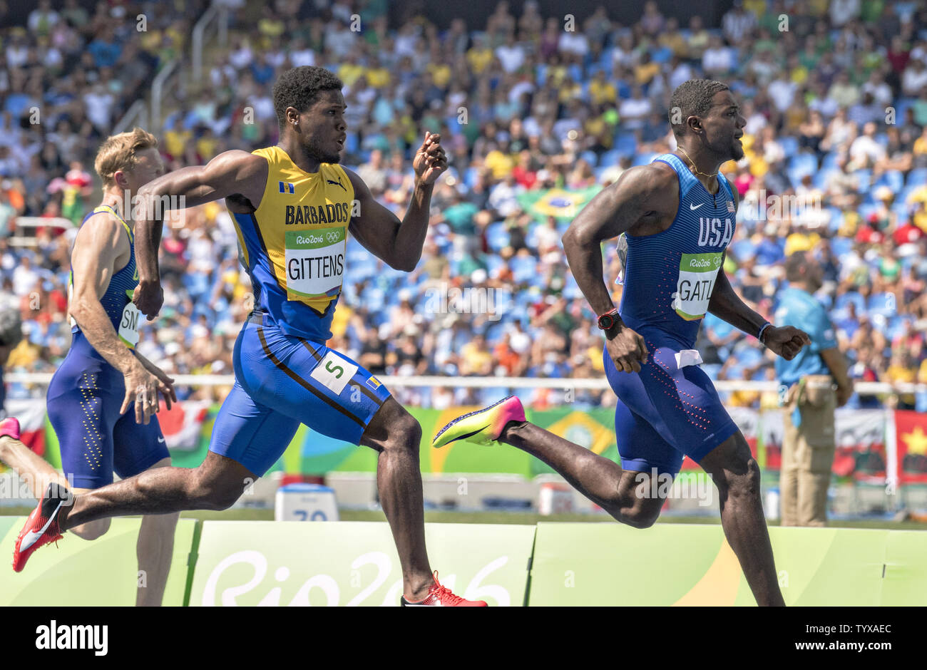 Justin Gatlin der Vereinigten Staaten zieht vor Ramon Gittens von Barbados während der Männer 200 m Runde 1 Hitze 5 im Olympiastadion am Rio olympische Sommerspiele 2016 in Rio de Janeiro, Brasilien, am 16. August 2016. Gatlin gewann die Hitze mit einer Zeit von 20,42. Foto von Richard Ellis/UPI Stockfoto