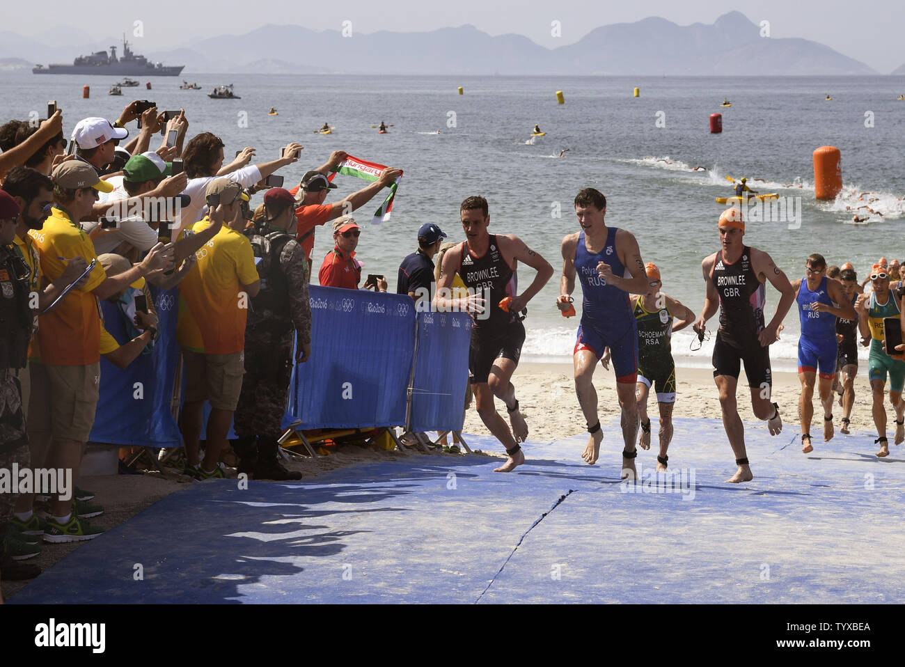 Großbritanniens Alistair Brownlee (L) und sein Bruder Jonathan, (R) schlug den Strand nach dem Wettbewerb während der Männer Triathlon am Fort Copacabana in Rio olympische Sommerspiele 2016 in Rio de Janeiro, Brasilien, 18. August 2016 schwimmen. Alistair Brownlee wurde der erste Athlet aufeinanderfolgenden Goldmedaillen zu gewinnen, Jonathan gewann das Silber und Südafrikas Henri Schoeman die Bronze gewann. Foto von Mike Theiler/UPI Stockfoto