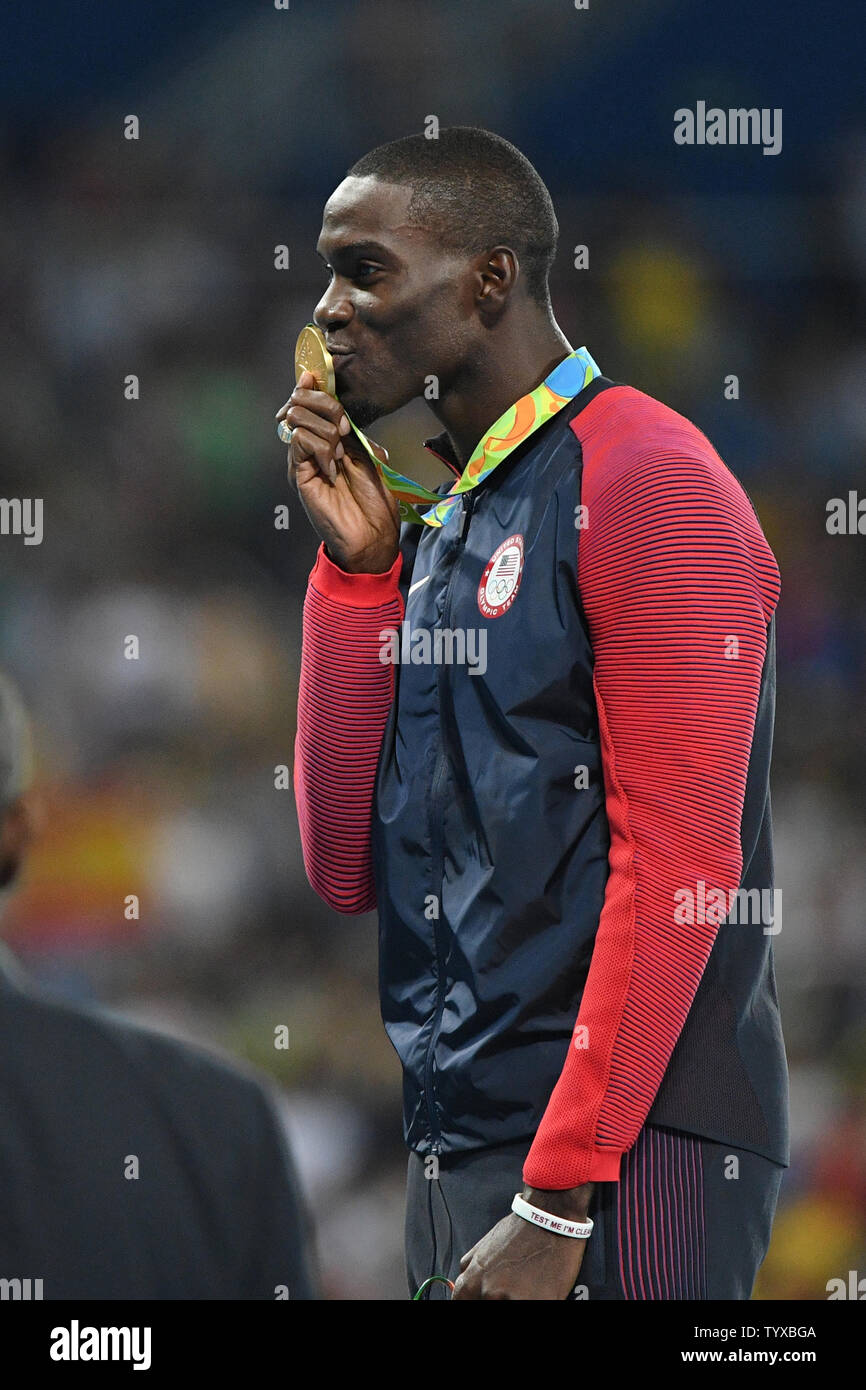 Goldmedaillenträger Kerron Clement der Vereinigten Staaten küsst seine Medaille während der Preisverleihung für die Männer 400m Hürden bei den Olympischen Spielen 2016 in Rio de Janeiro Rio de Janeiro, Brasilien, am 18. August 2016. Foto von Richard Ellis/UPI Stockfoto