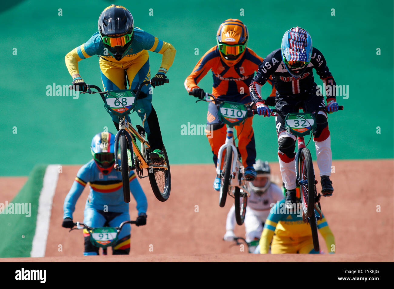 Australiens Caroline Buchanan (L) und der USA Brooke Crain (R) vie für erste im BMX-Radfahren Frauen Halbfinale im olympischen BMX-Zentrum am Rio olympische Sommerspiele 2016 in Rio de Janeiro, Brasilien, am 19. August 2016. Foto von Matthew Healey/UPI Stockfoto