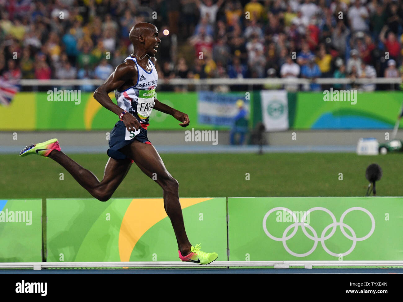 Mohamed Farah von Großbritannien reagiert, nachdem er die Goldmedaille bei den Herren 5000 m-Finale bei den Olympischen Stadion gewinnt bei den Olympischen Sommerspielen 2016 in Rio de Janeiro Rio de Janeiro, Brasilien, am 20. August 2016. Foto von Richard Ellis/UPI Stockfoto