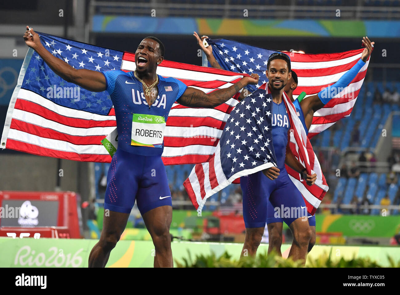 Gil Roberts und Arman Halle der Vereinigten Staaten feiern nach dem Gewinn der Goldmedaille in der Männer 4 x 400 m Relais im Olympischen Stadion am Rio olympische Sommerspiele 2016 in Rio de Janeiro, Brasilien, am 20. August 2016. Foto von Richard Ellis/UPI Stockfoto