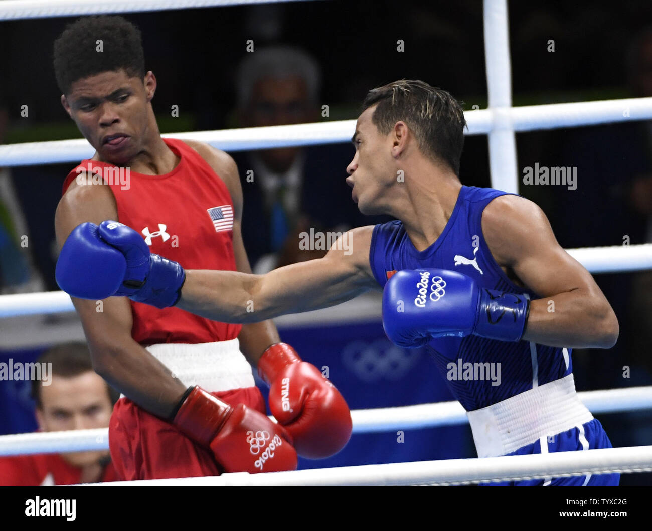 United States' Shakur Stevenson (L) und Kubas Robeisy Ramirez in Aktion während der Männer boxen Schwergewicht Kampf am Rio olympische Sommerspiele 2016 in Rio de Janeiro, Brasilien, 20. August 2016. Ramirez gewann die Goldmedaille auf ein geteiltes und Stevenson das Silber gewonnen. Foto von Mike Theiler/UPI Stockfoto