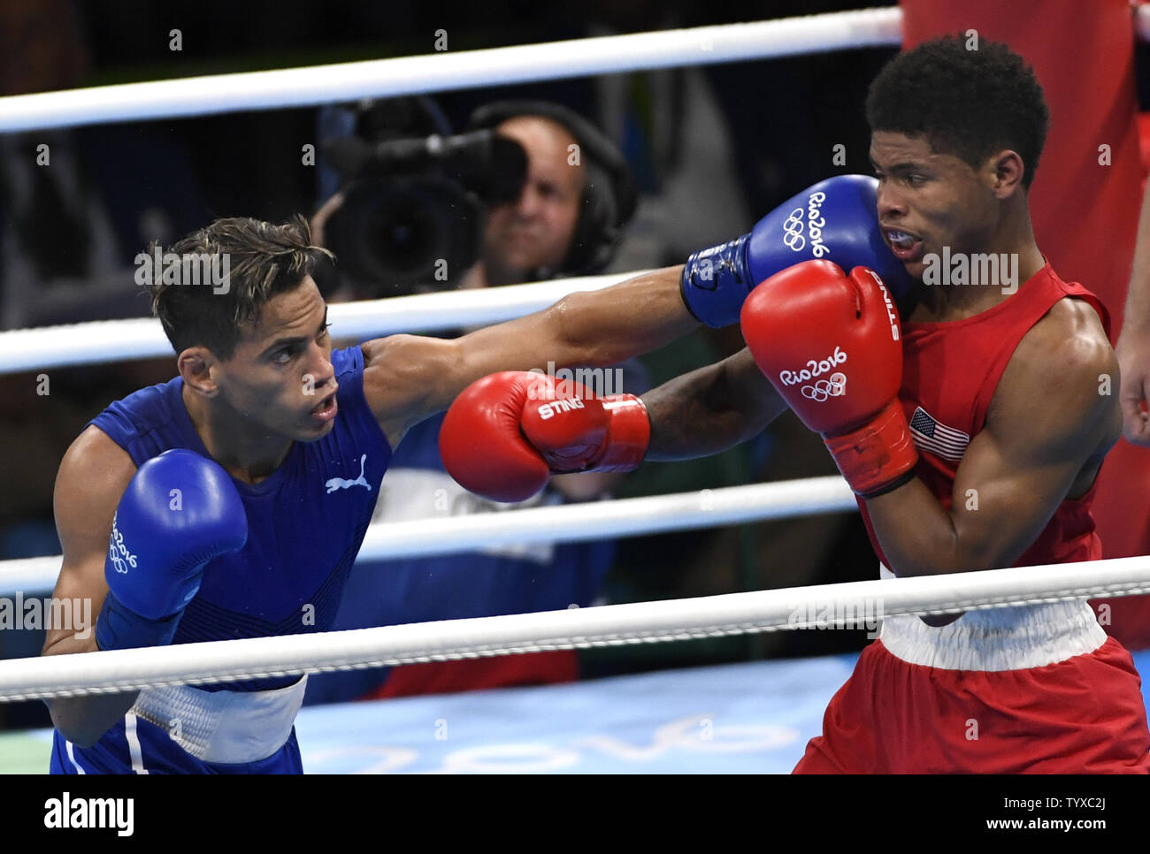 United States' Shakur Stevenson (R) und Kubas Robeisy Ramirez in Aktion während der Männer boxen Schwergewicht Kampf am Rio olympische Sommerspiele 2016 in Rio de Janeiro, Brasilien, 20. August 2016. Ramirez gewann die Goldmedaille auf ein geteiltes und Stevenson das Silber gewonnen. Foto von Mike Theiler/UPI Stockfoto