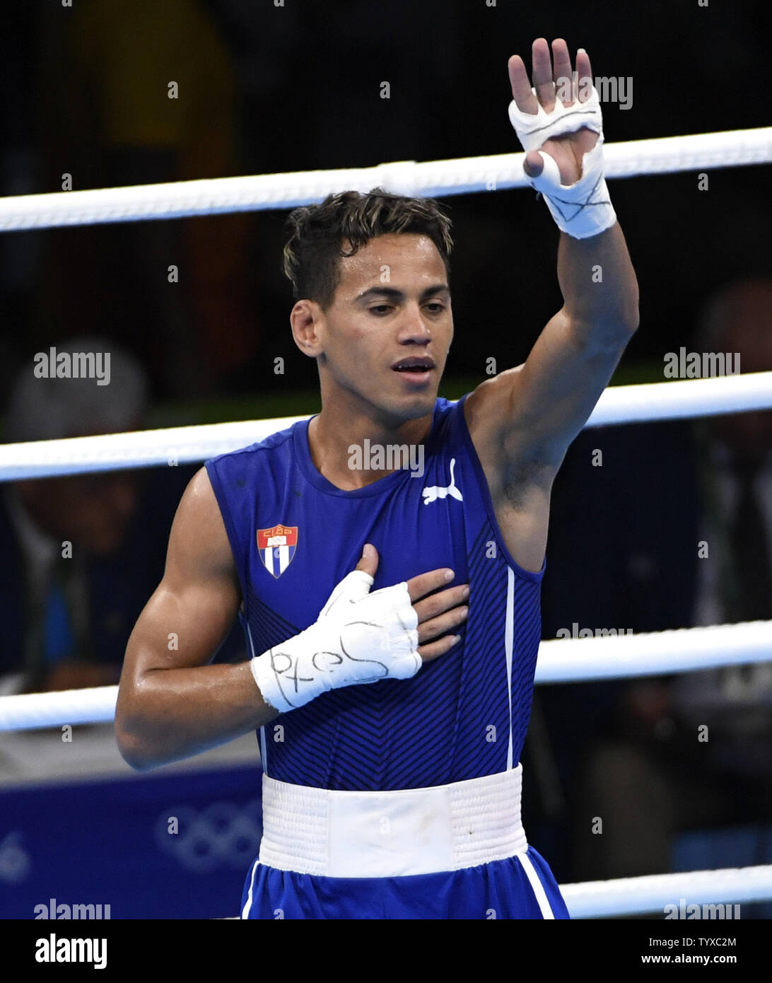 Kubas Robeisy Ramirez erkennt Beifall nach dem Sieg über die USA Shakur Stevenson in einer Entscheidung in einem Männer boxen Schwergewicht Kampf am Rio olympische Sommerspiele 2016 in Rio de Janeiro, Brasilien, 20. August 2016. Ramirez gewann die Goldmedaille und Stevenson das Silber gewonnen. Foto von Mike Theiler/UPI Stockfoto