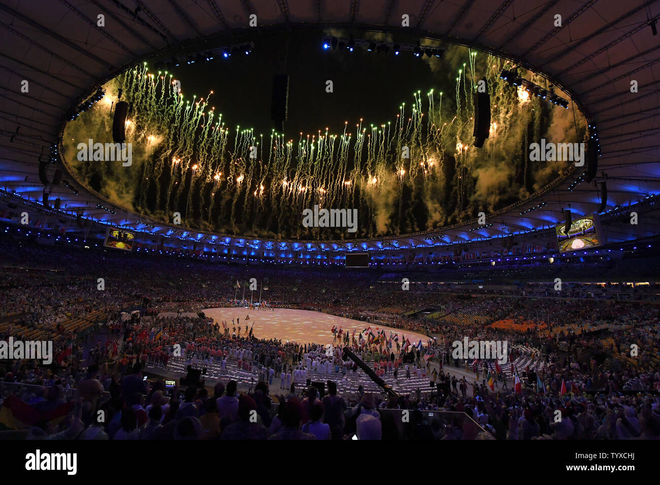 Feuerwerk Ring der oberen Ebenen bei der Schlussfeier in Maracan" Stadion am Rio olympische Sommerspiele 2016 in Rio de Janeiro, Brasilien, am 21. August 2016. Foto von Terry Schmitt/UPI Stockfoto