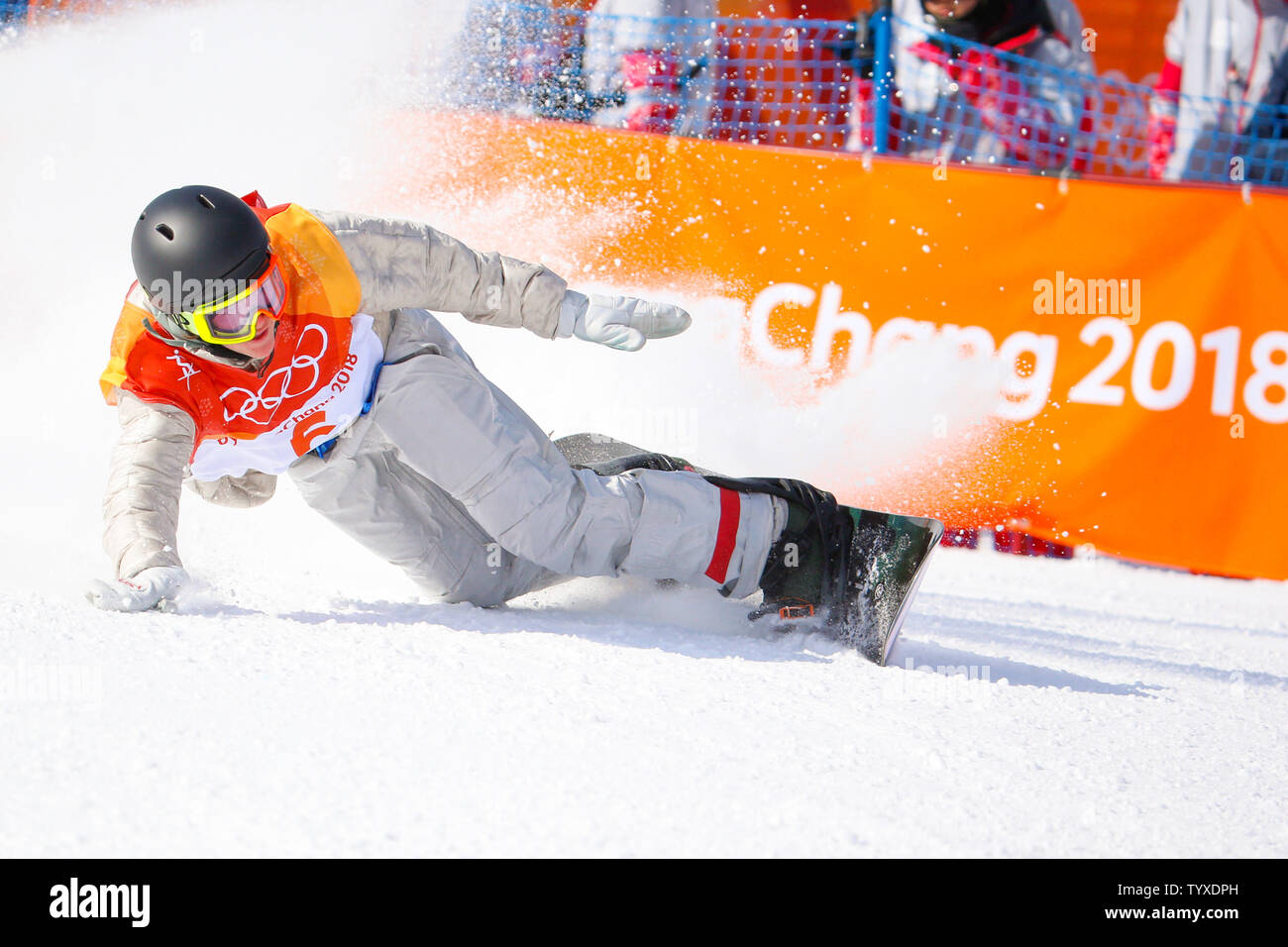 Amerikanischen Redmond Gerard sprays Pulver in die Menge nach dem dritten Durchlauf der slopestyle Finale der Männer an Tag zwei des Pyeongchang Winter Olympics 2018 Phoenix am Snow Park in Pyeongchang, Südkorea, am 11. Februar 2018. Gerard hat Gold im Falle mit einem "Beste Punktzahl von 87.16. Er ist der erste amerikanische zur Medaille in der Spiele, so weit. Foto von Matthew Healey/UPI Stockfoto