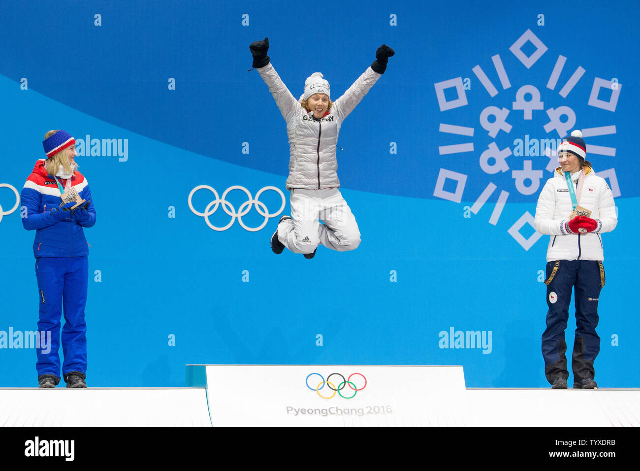 Frauen 7,5 m Sprint biathlon Goldmedaillenträger Laura Dahlmeier von Deutschland (C) Sprünge auf dem Podium während einer Siegerehrung für die Pyeongchang 2018 Winter Olympics, bei den Olympischen Medal Plaza in Daegwalnyeong, Südkorea, am 11. Februar 2018. Auf der Suche nach Silber sind Medaillenträger Marte Olsbu Norwegen (L) und Bronze medaillenträger Veronika Vitkova der Tschechischen Republik. Foto von Matthew Healey/UPI Stockfoto