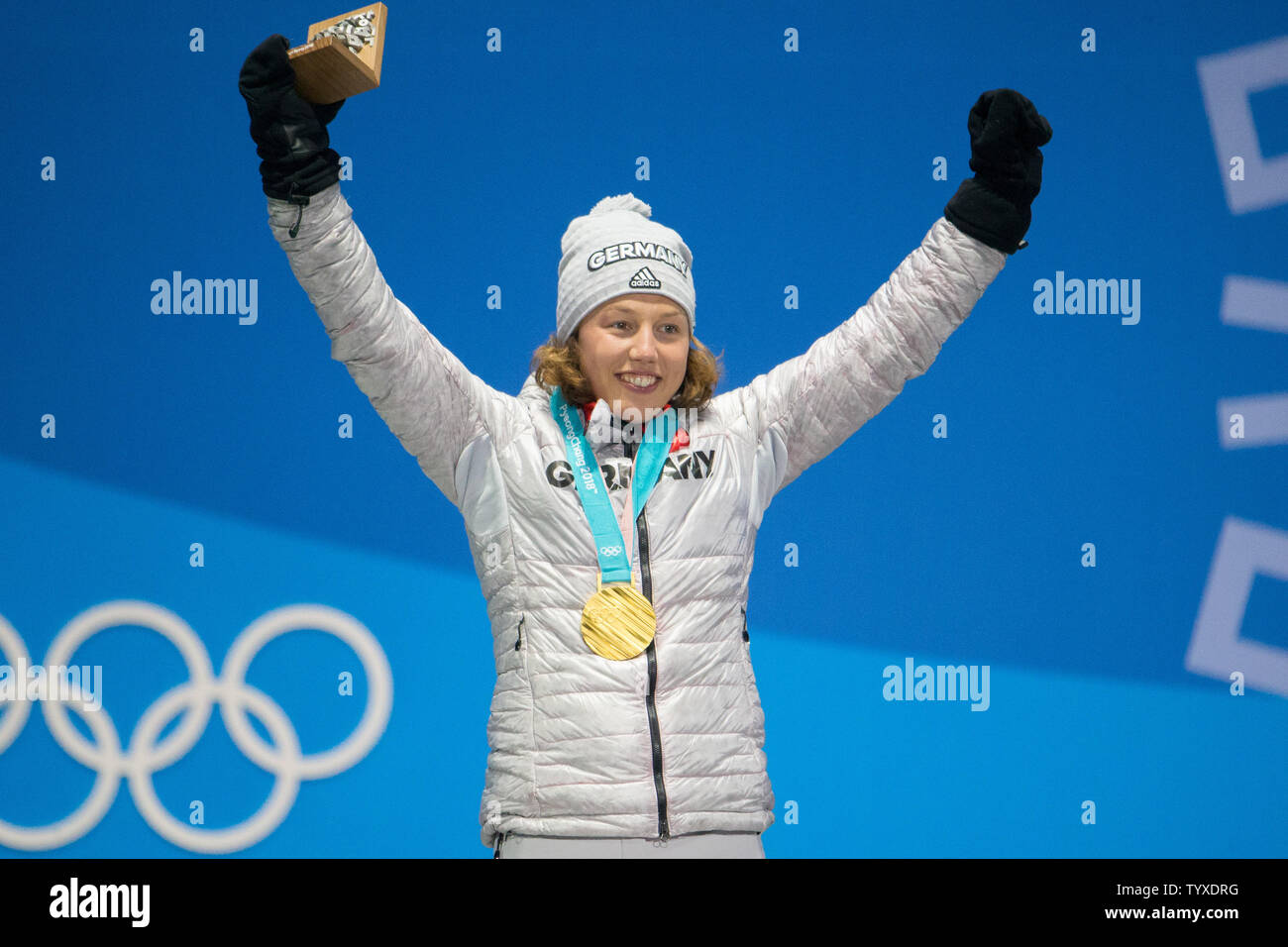 Frauen 7,5 m Sprint biathlon Goldmedaillenträger Laura Dahlmeier von Deutschland (C) feiert auf dem Podium während einer Siegerehrung für die Pyeongchang 2018 Winter Olympics, bei den Olympischen Medal Plaza in Daegwalnyeong, Südkorea, am 11. Februar 2018. Foto von Matthew Healey/UPI Stockfoto